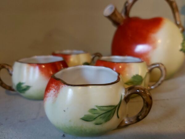 Set théière de Lucien Michelaud pour Limoges en forme de pomme