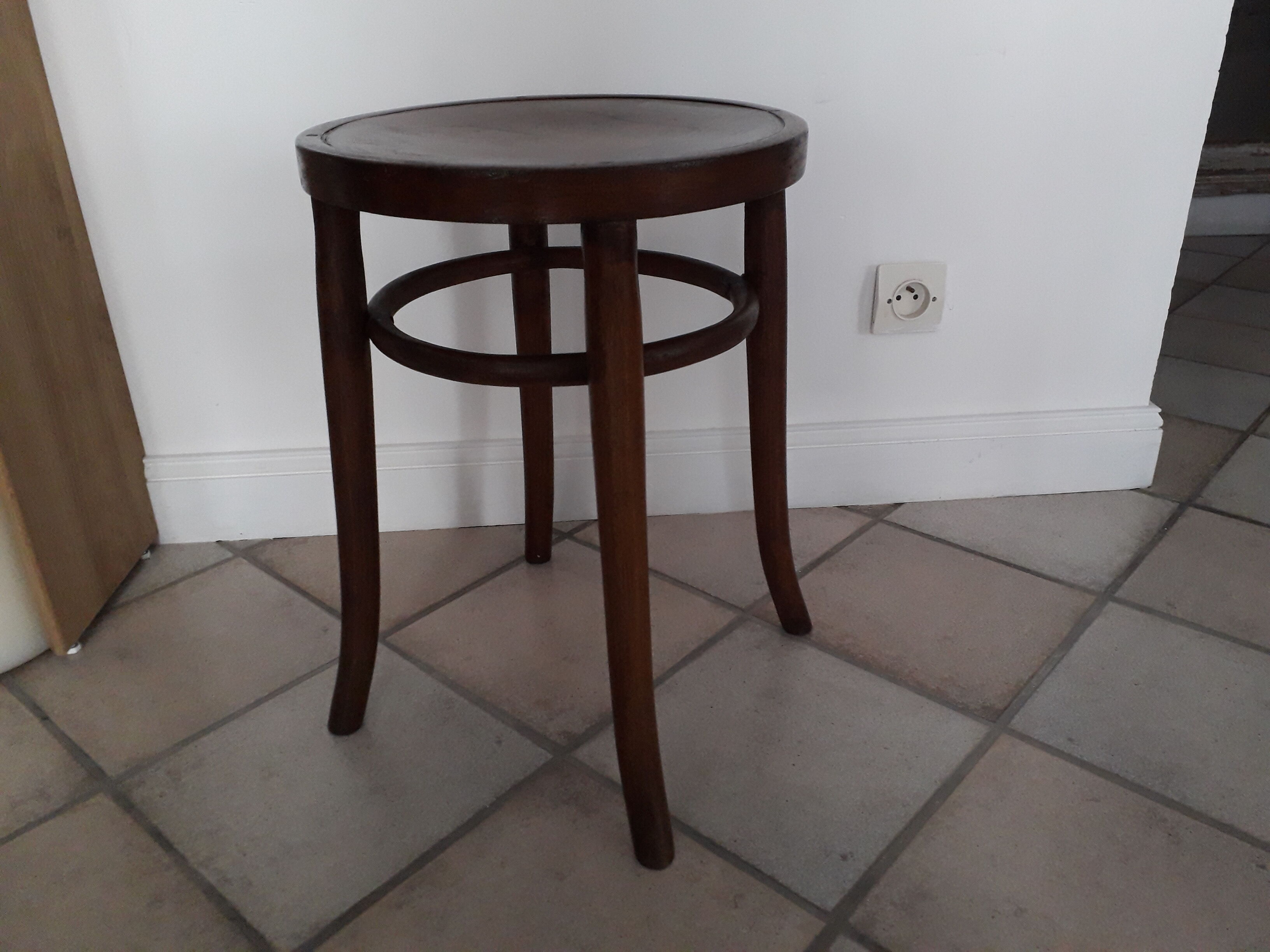 Curved wooden stool Luterma