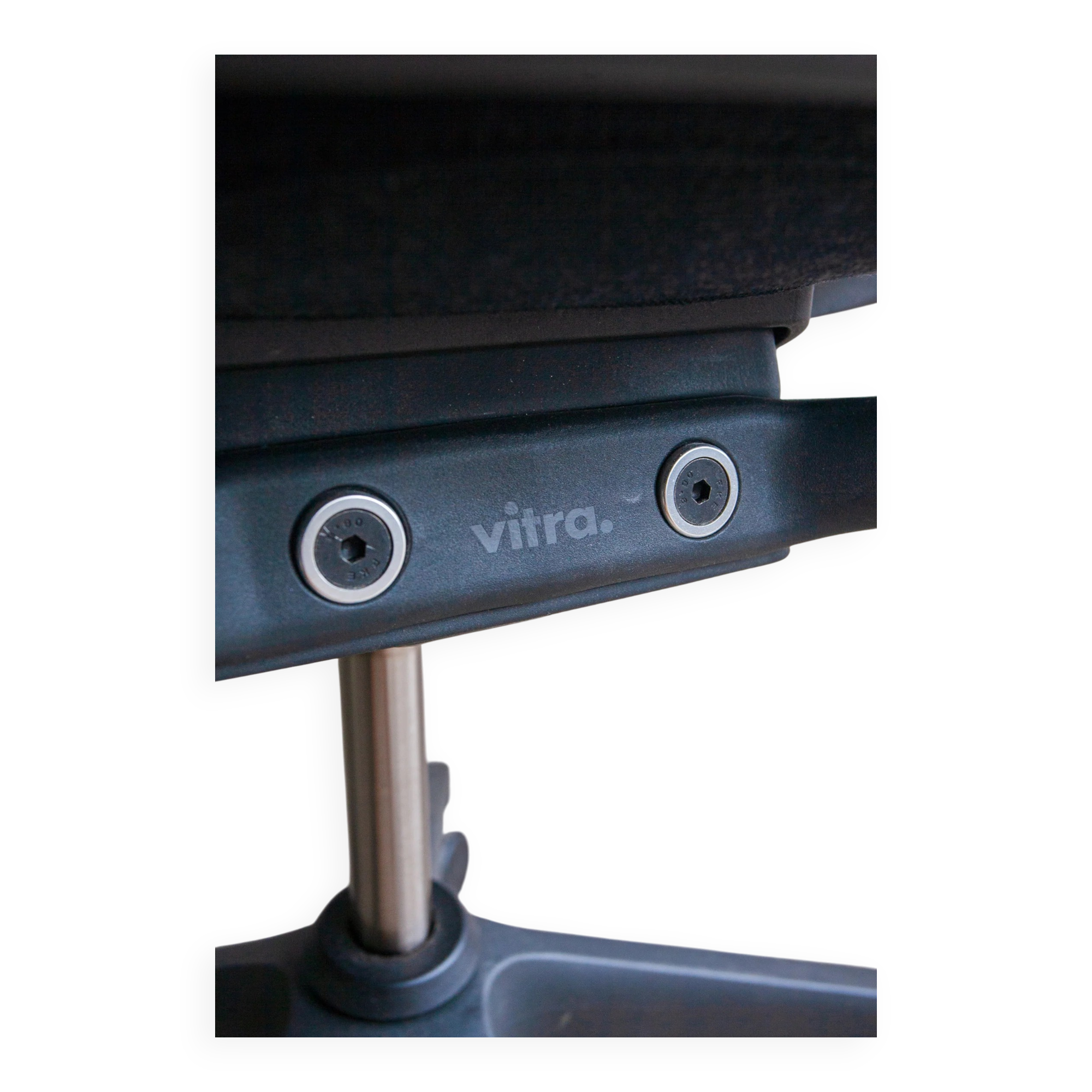 Vitra ID Trim office chair by Antonio Citterio — black mesh backrest and blue fabric seat, aluminium frame.