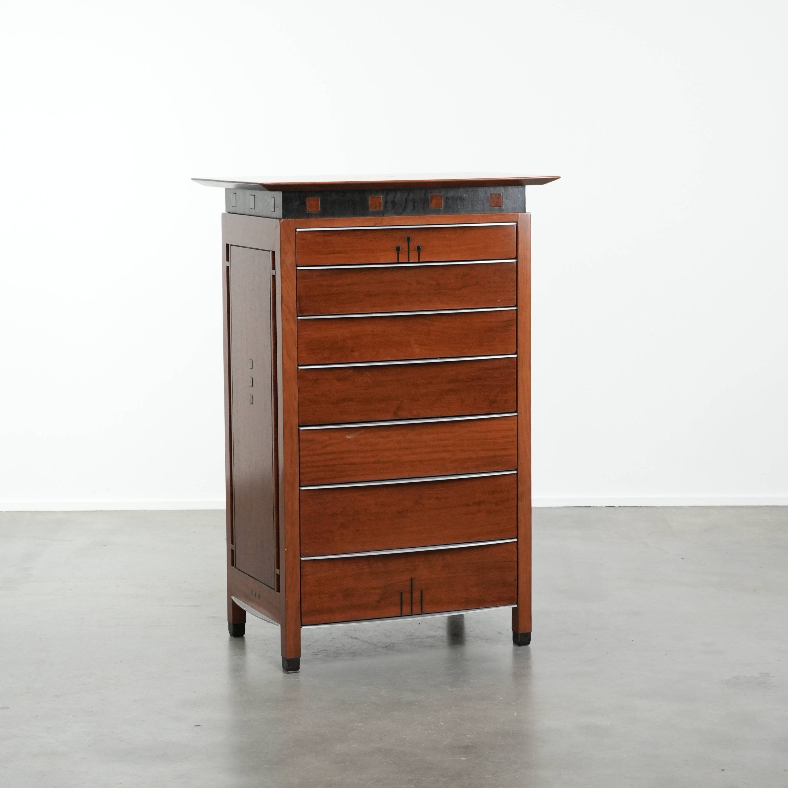 Beautiful Art Deco design chest of drawers with 7 drawers