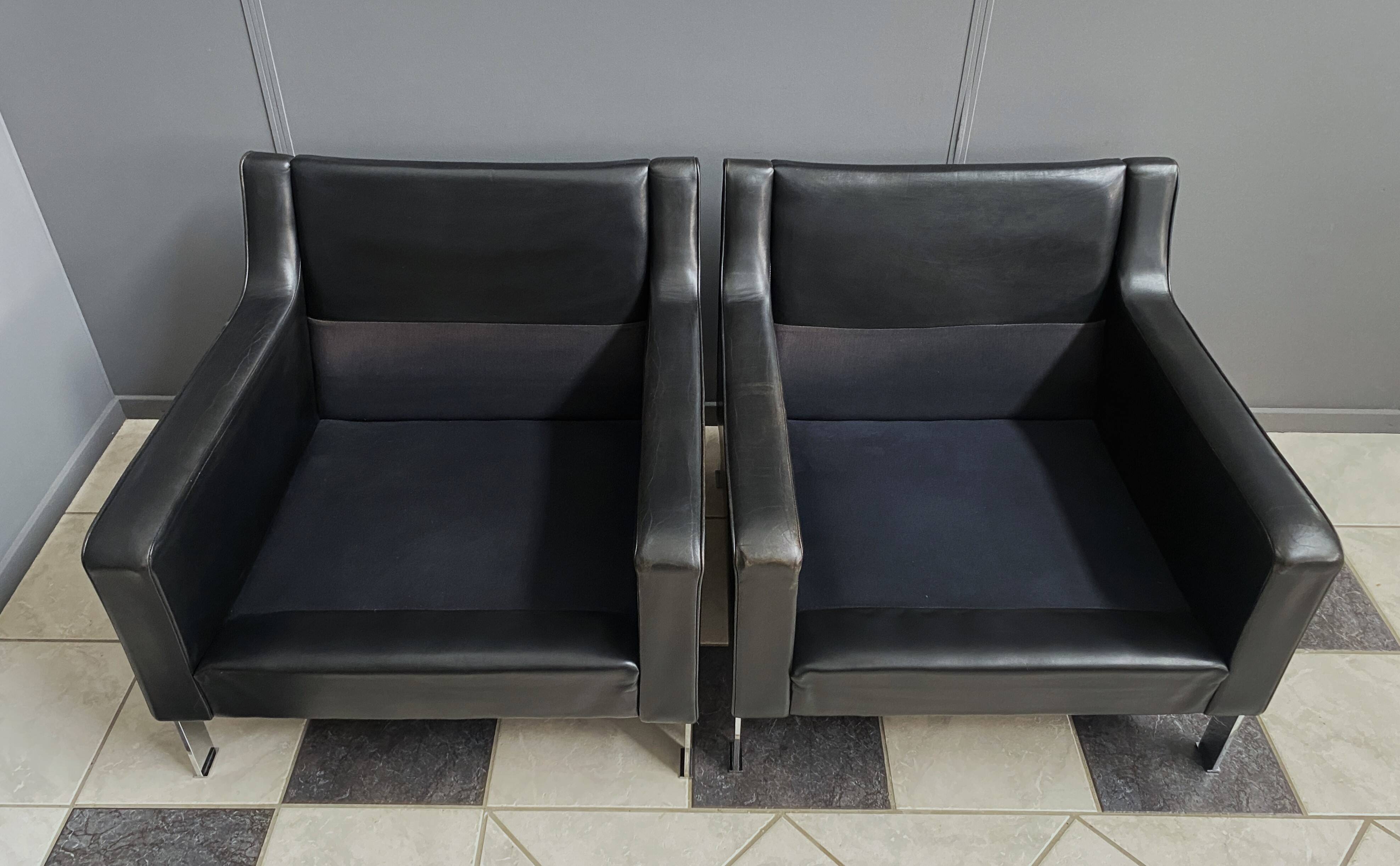 2 black leather Tecta chairs by Hans Konecke 1960s model D45