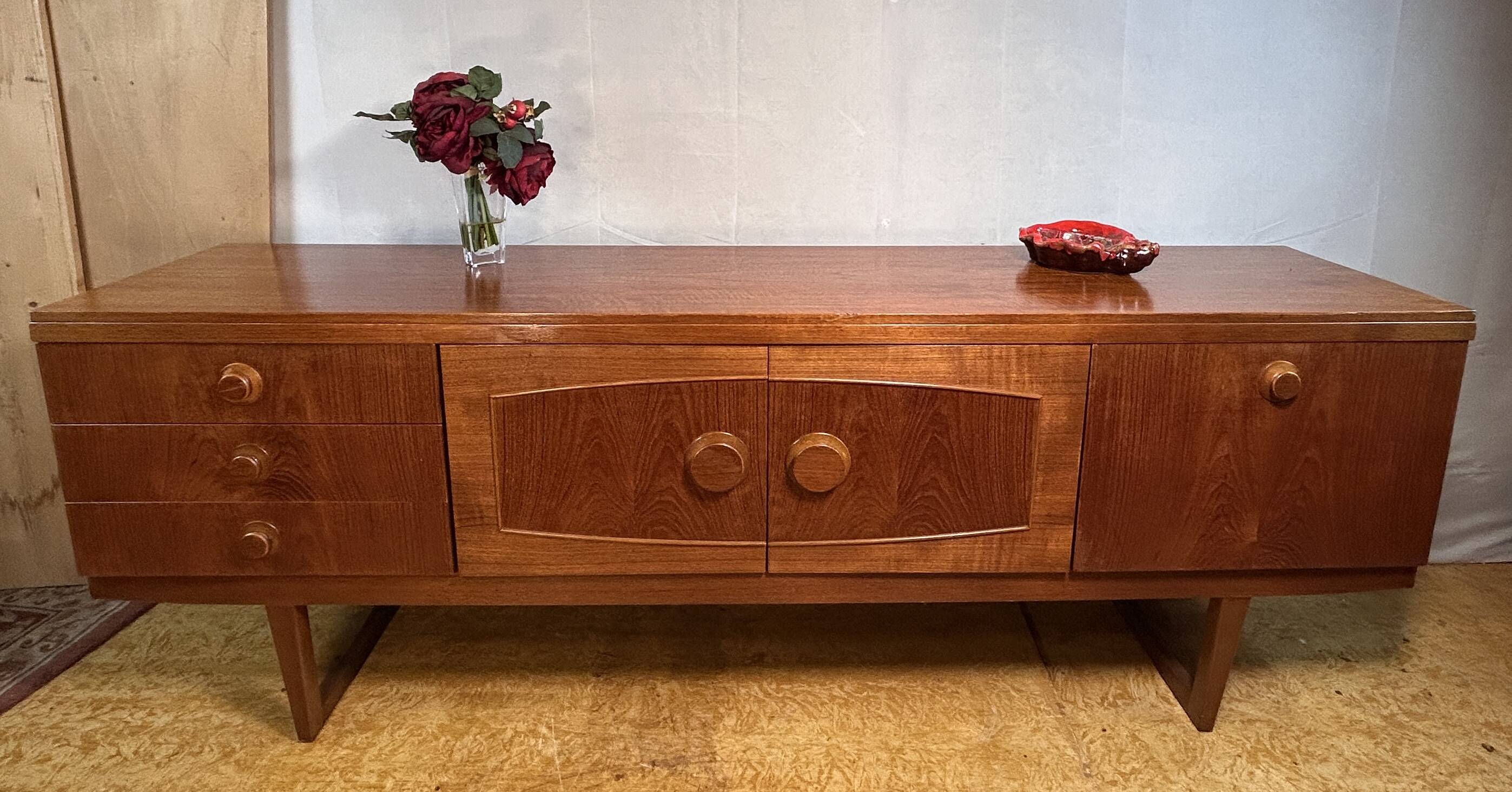 Buffet rétro vintage en teck du milieu du siècle par Beautility – Élégant des années 1960