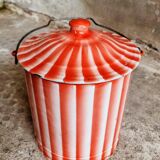 Enamel bucket with lid