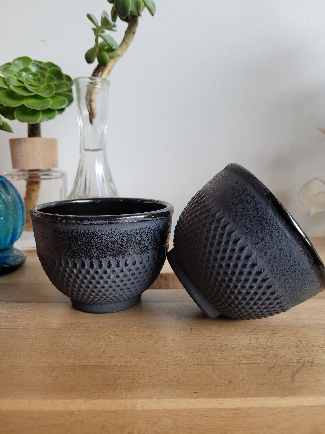 Steel-coloured cast iron cups