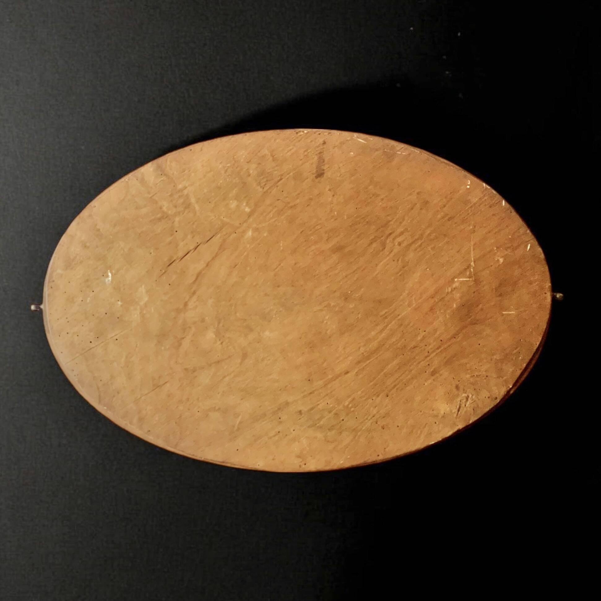Ancien miroir ovale biseauté en bois sculpté - 69 cm