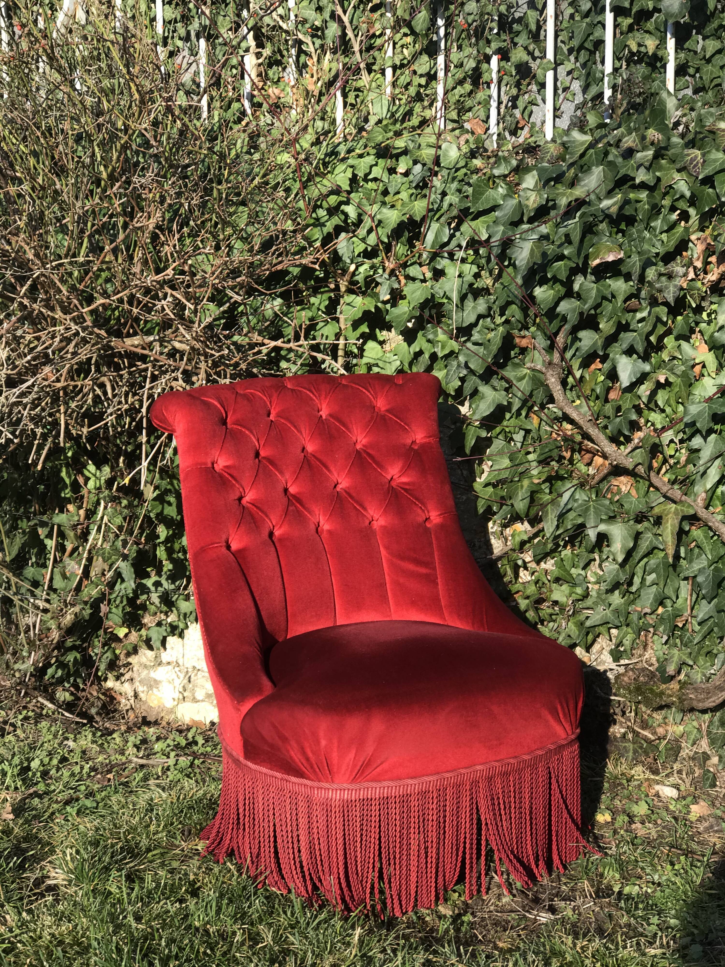 Red velvet toad chair