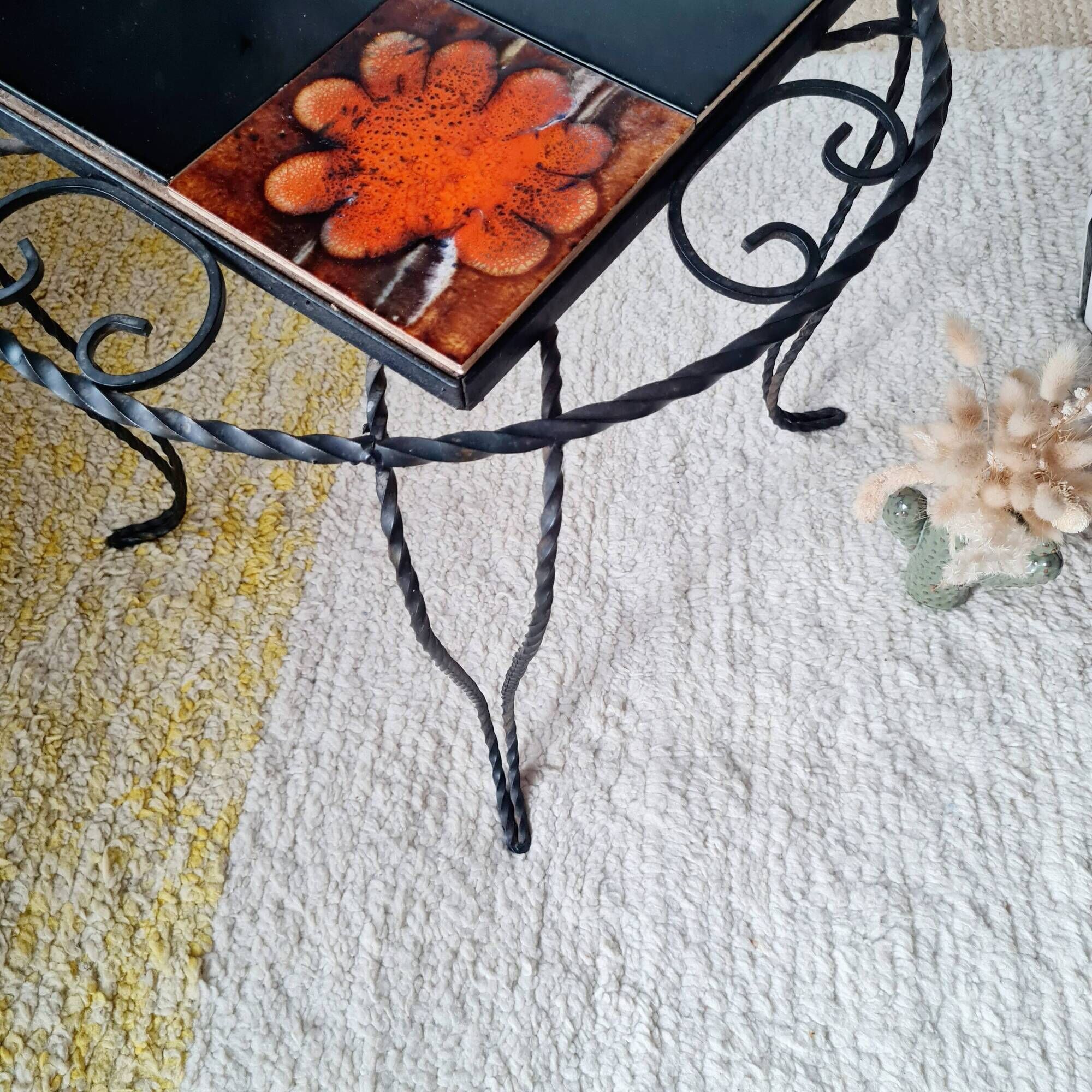 Small coffee table from the 1950s in wrought iron and glazed ceramic.