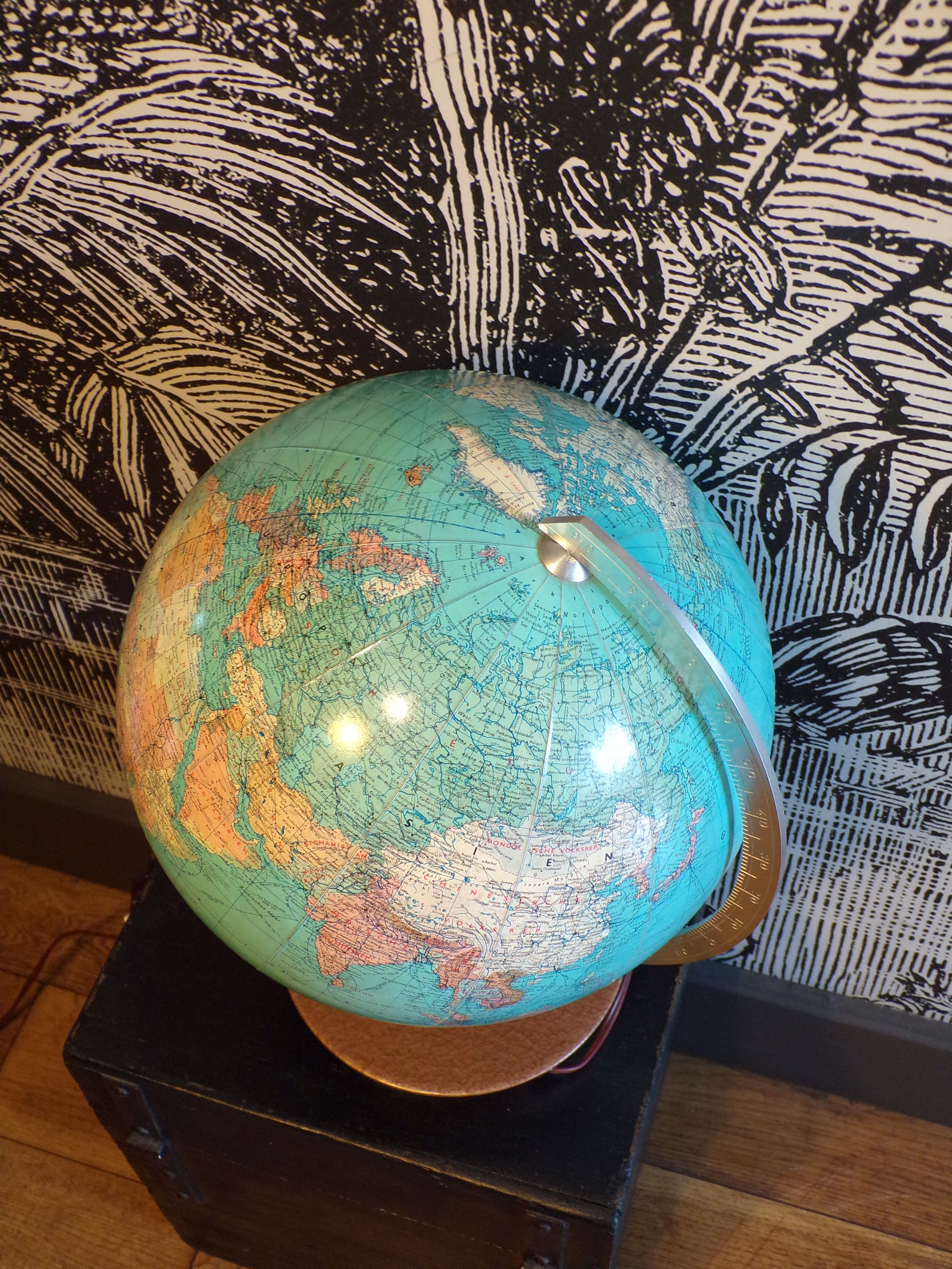 Vintage luminous globe