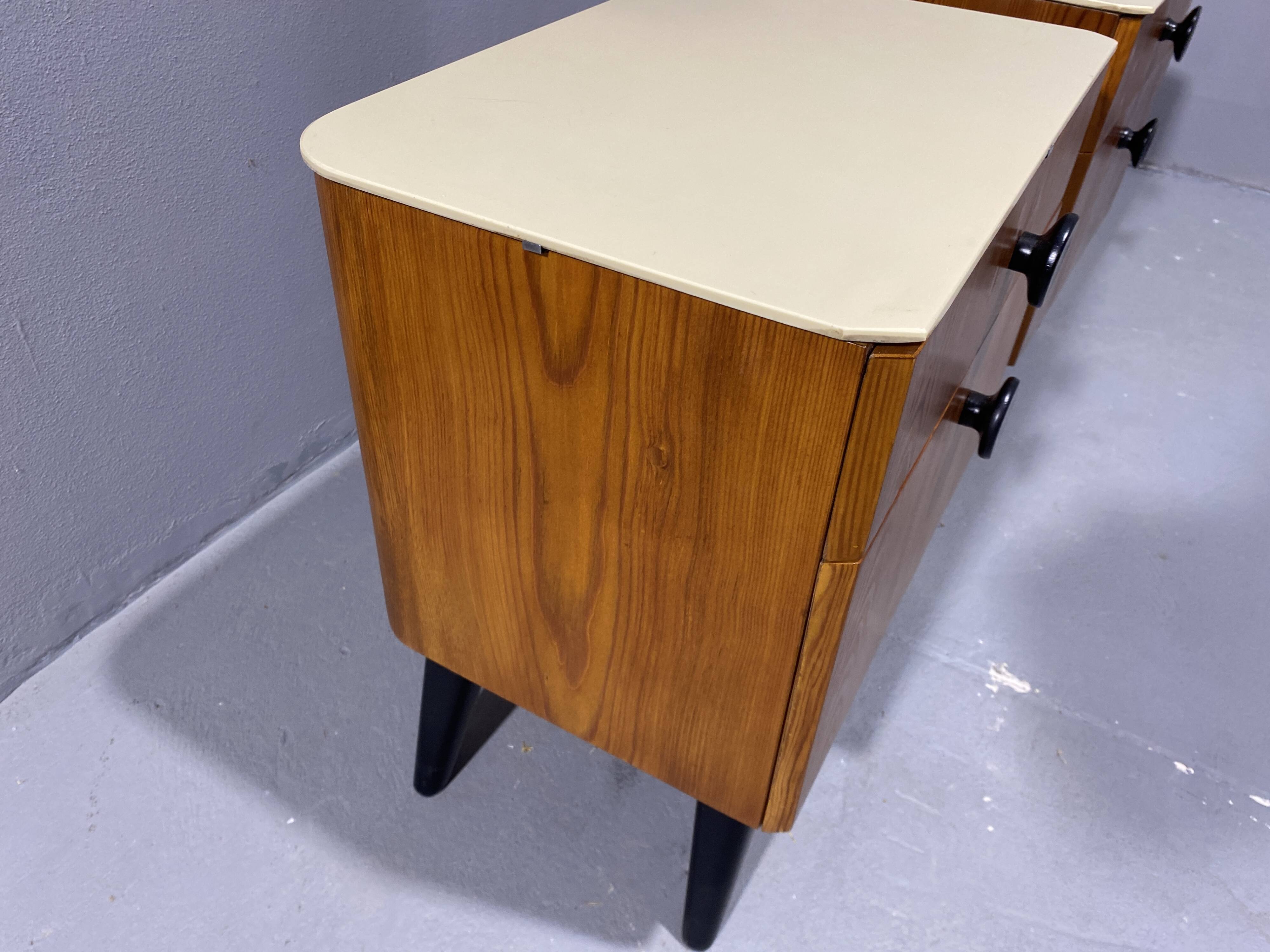 Tables de nuit entièrement restaurées par Jindřich Halabala pour ÚP Závody, années 1950, Tchécoslovaquie