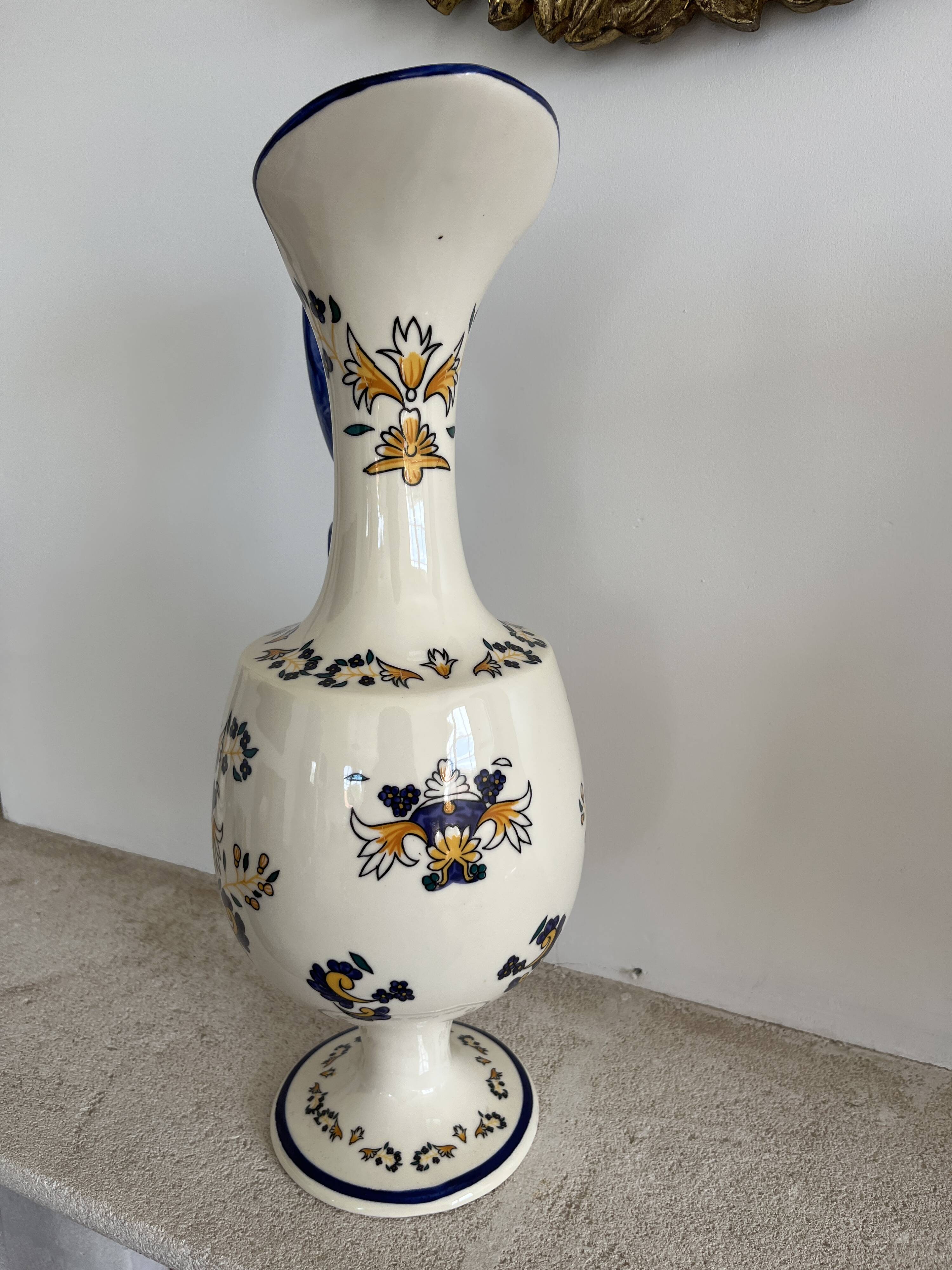 Porcelain jug limcolor