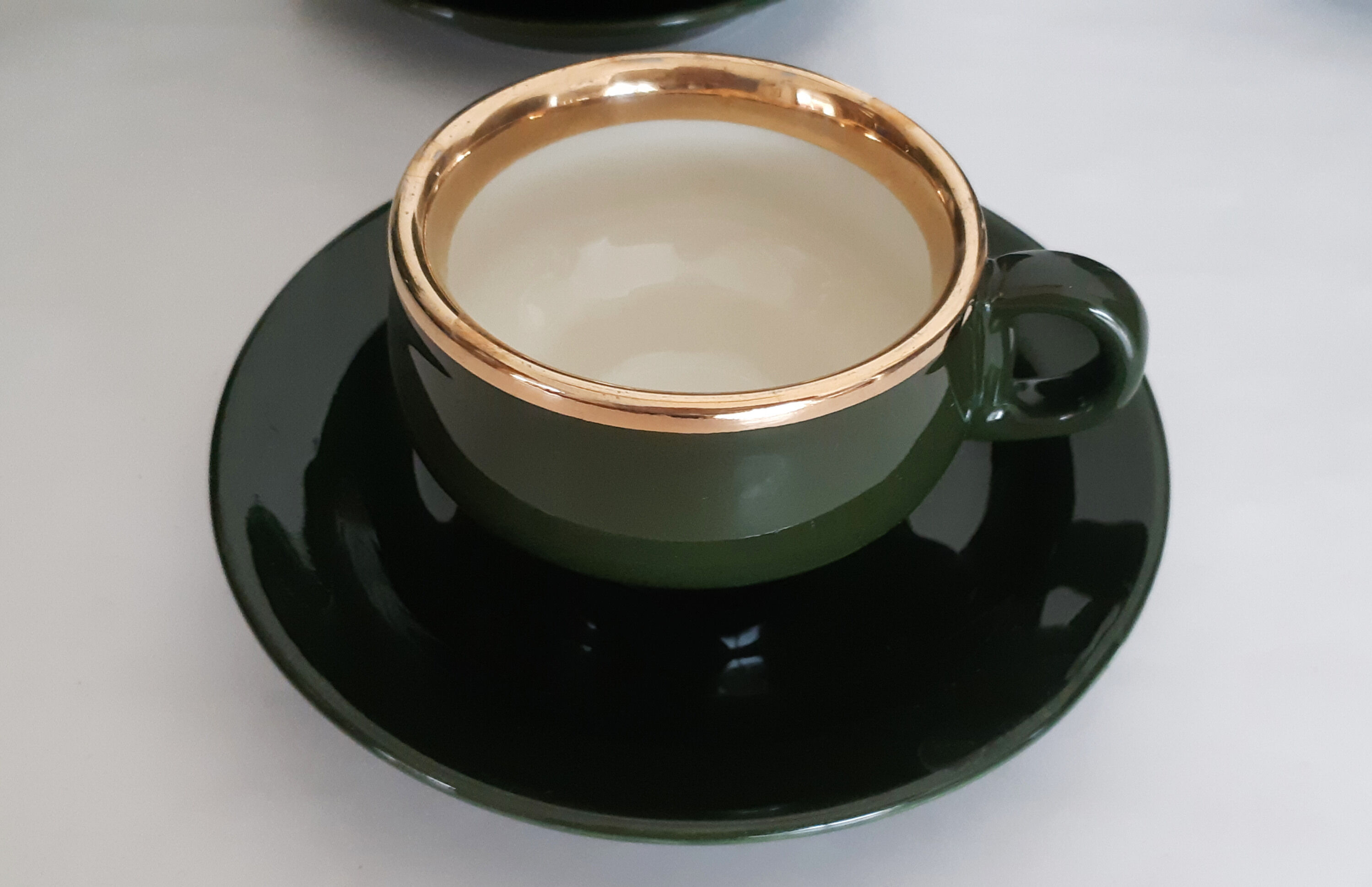 Tasses et sous tasses à café de bistrot vertes  "Helvetia"  , en porcelaine