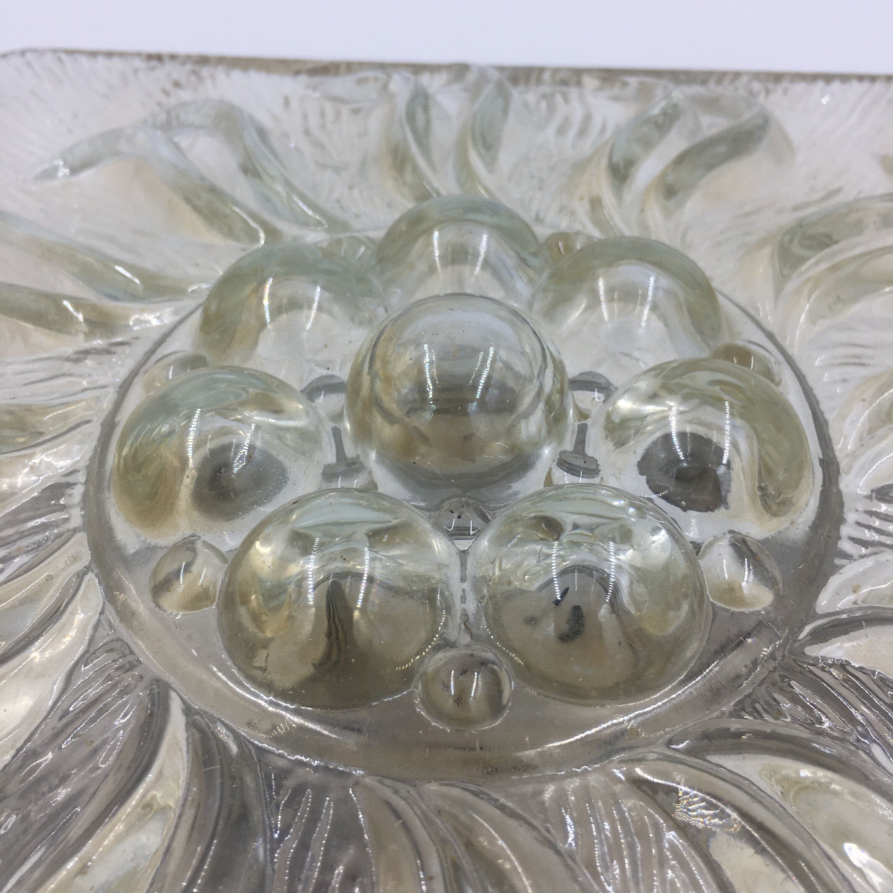 Applique en verre moulé en relief