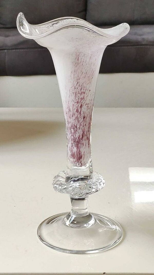 Vase Soliflore Peter Kaspar/Au design floral, col collerette. En verre d Art soufflé, moucheté violine. Inclusion coquillage. Dim 26,5 x 13 cm