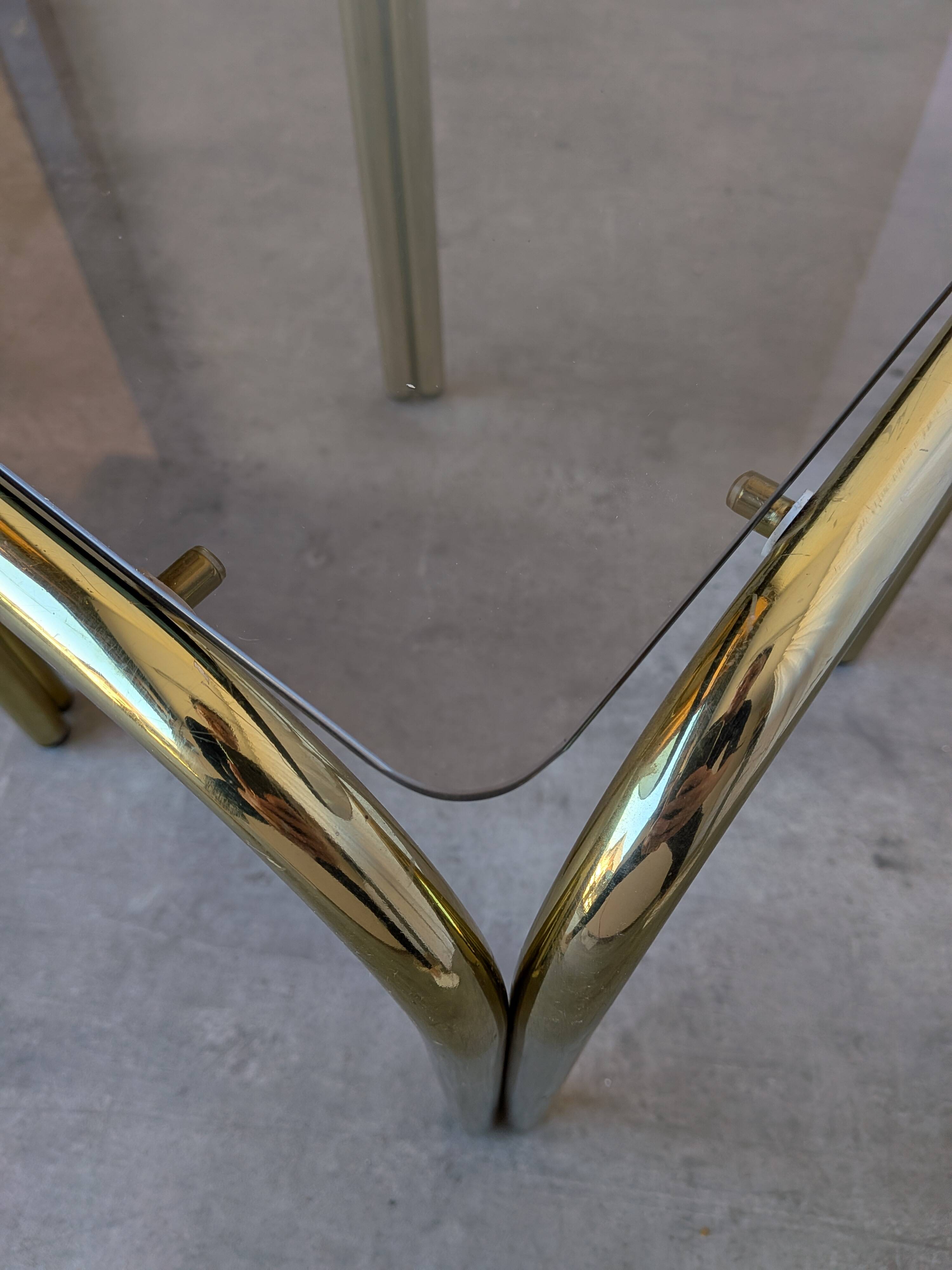 Table basse vintage en laiton et verre fumé / Moderne italien du milieu du siècle