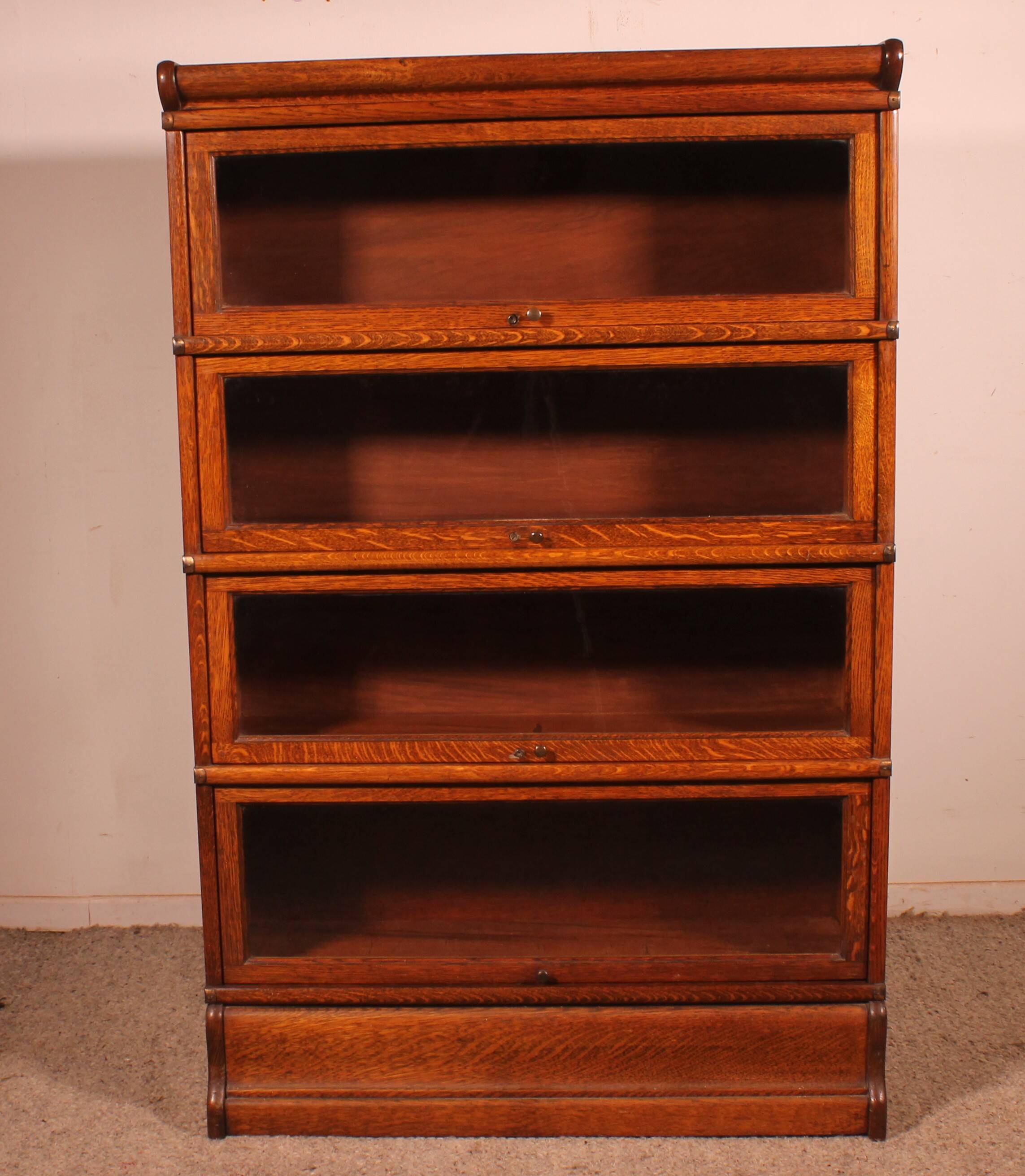 Globe Wernicke Library in oak, consisting of 4 pieces.