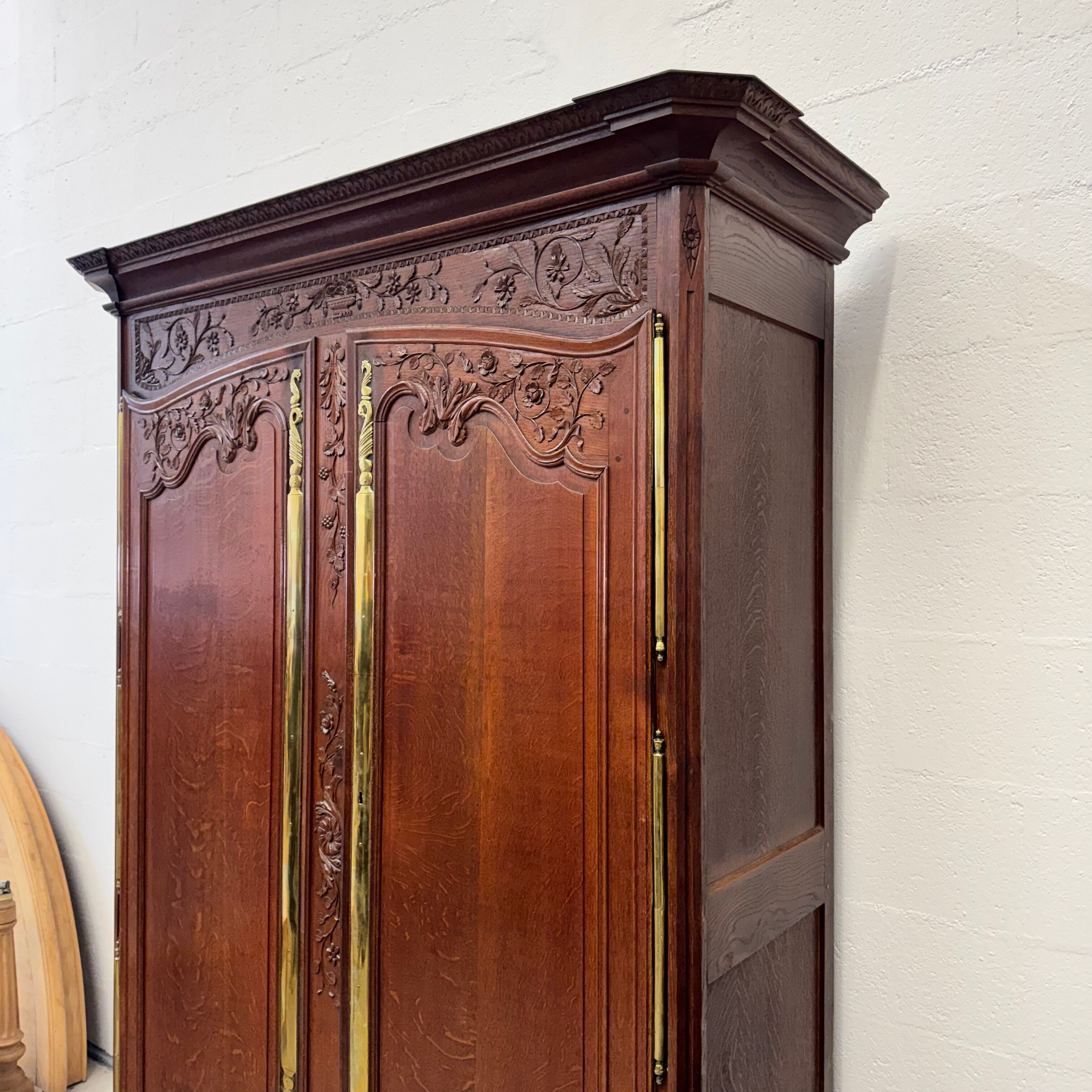 Large Country Wardrobe - French Provençal, in oak, 17th century