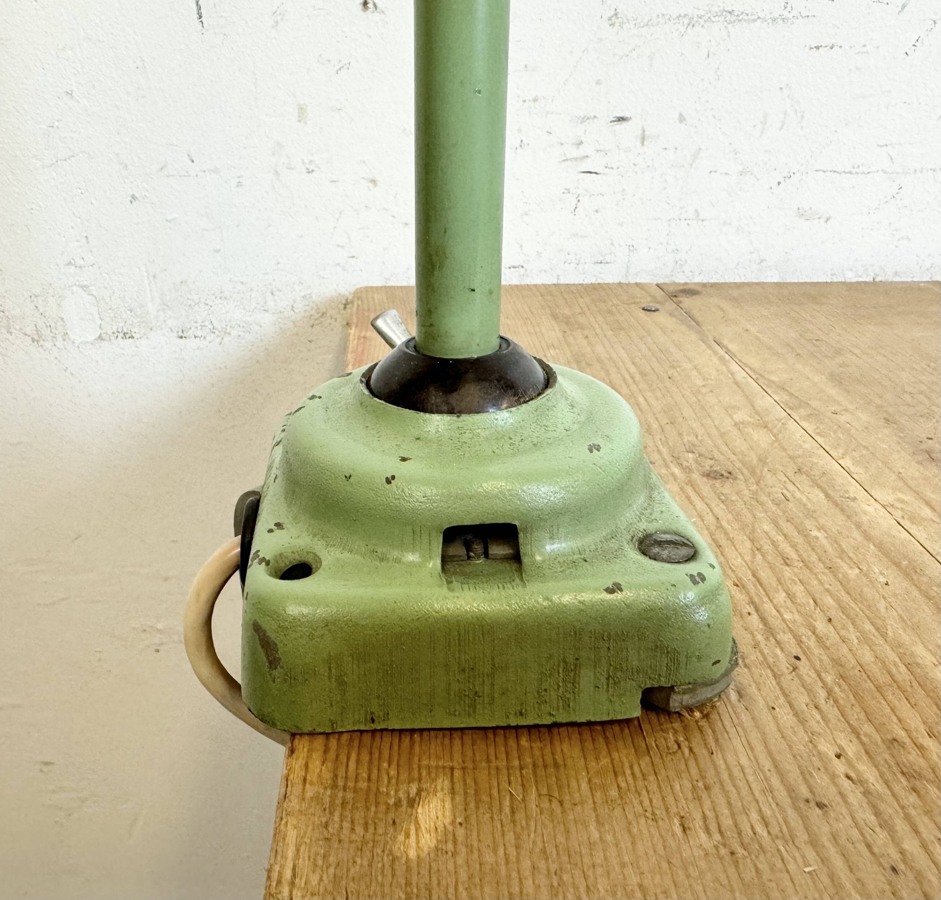 Lampe de table d'atelier industriel vert, 1960s