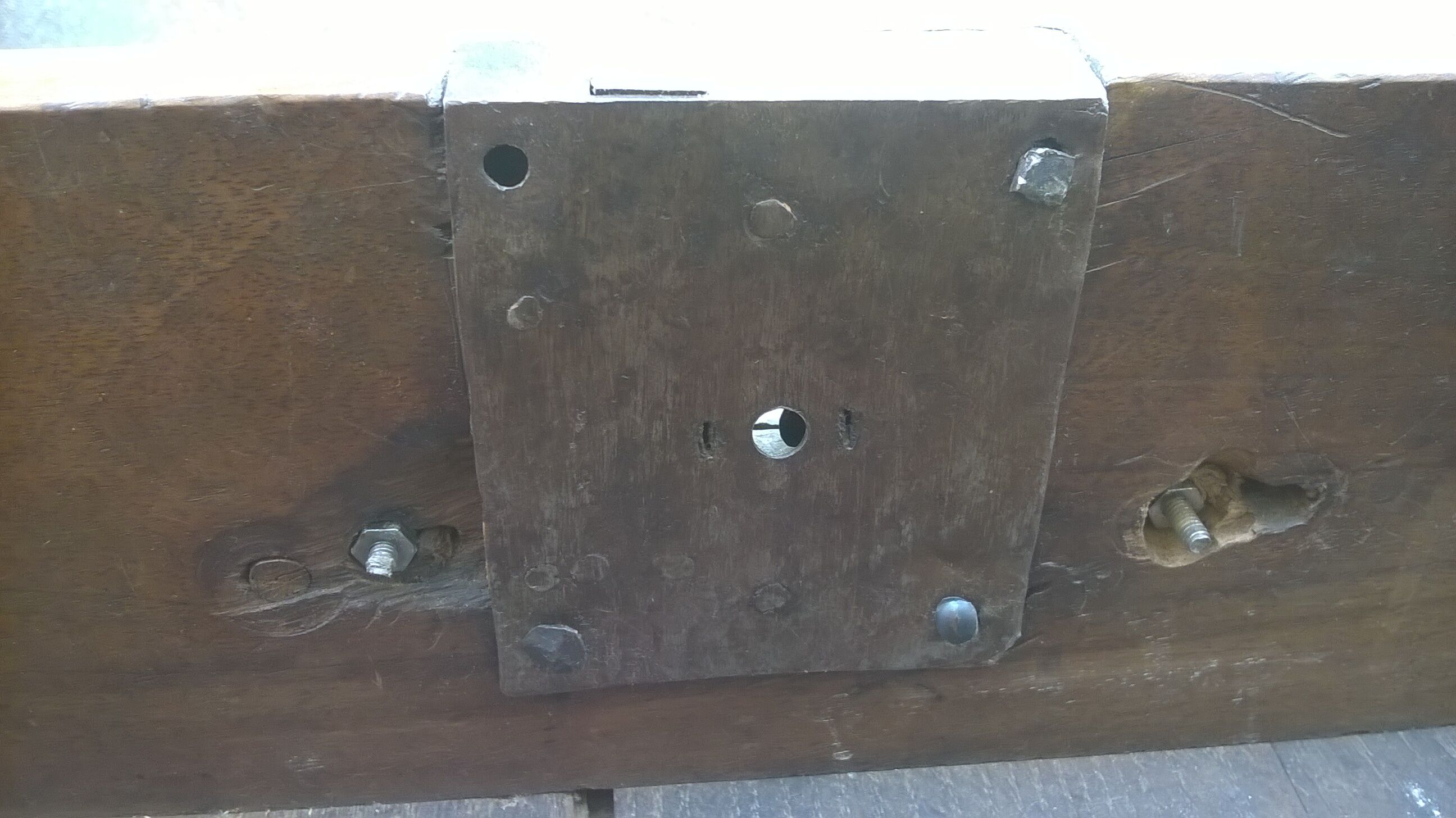 Commode arbalète en noyer XVlle, Louis XV