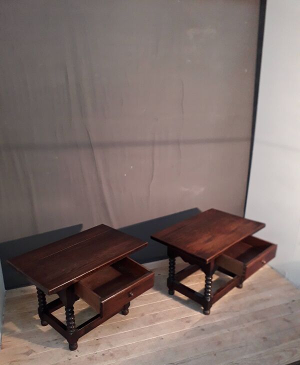Paire de table basse de style louis xiii