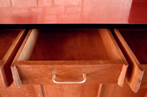 Enfilade en bois et formica rose fushia et noir, années 1950, 130x50x100cm