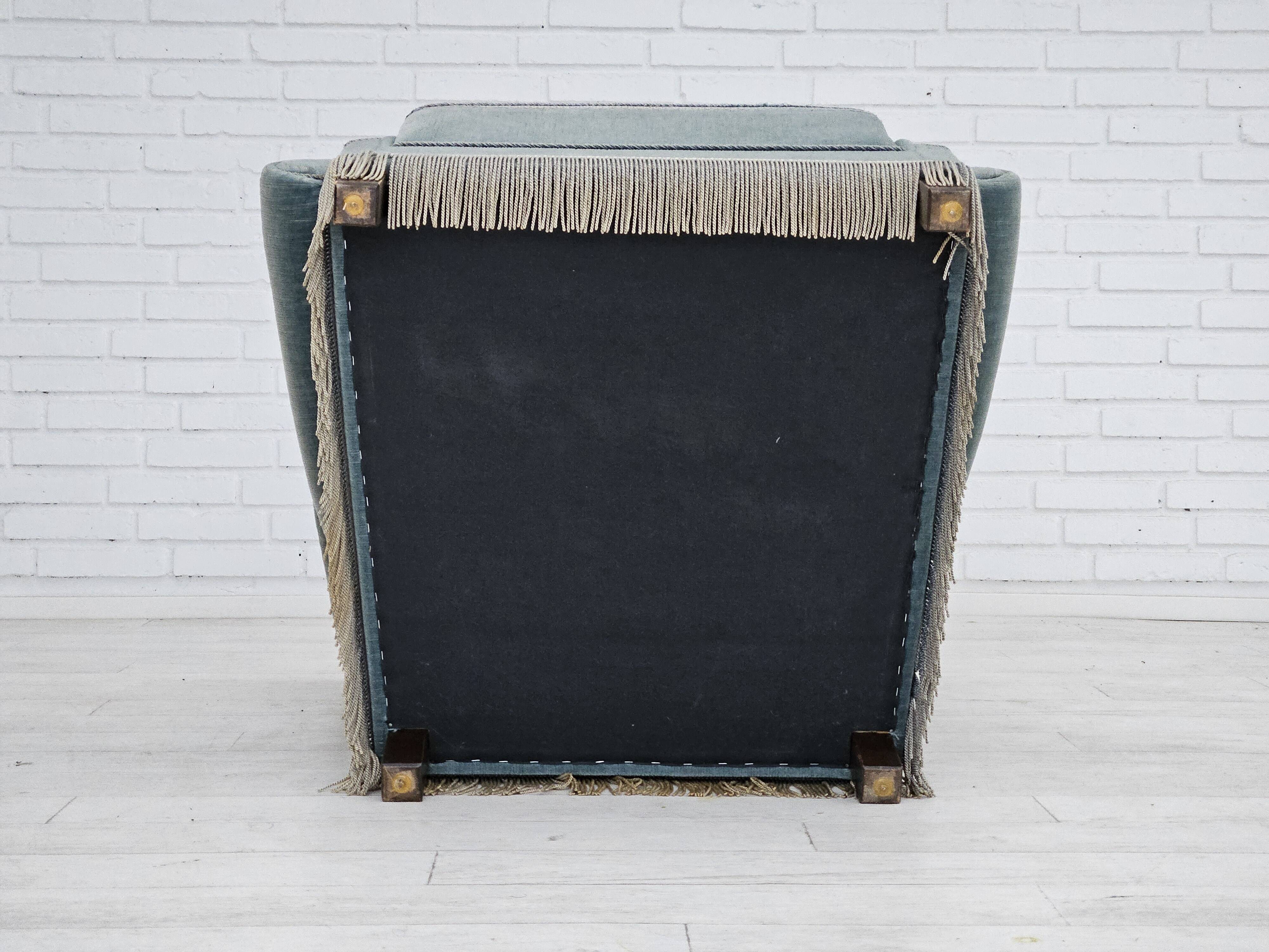 Années 1960, fauteuil à oreilles danois, velours bleu clair, bon état d'origine.