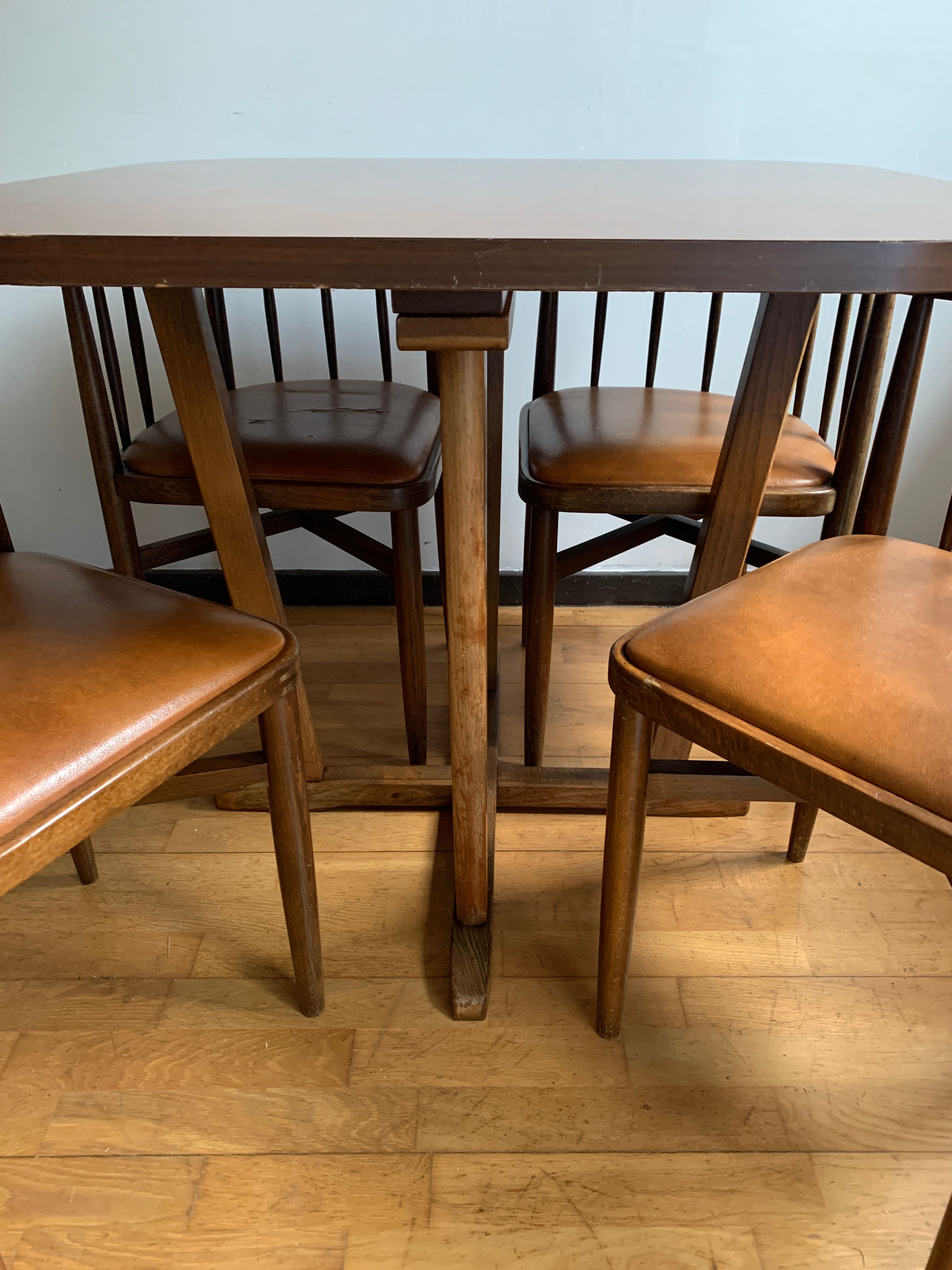 Built-in table and chairs Thonet