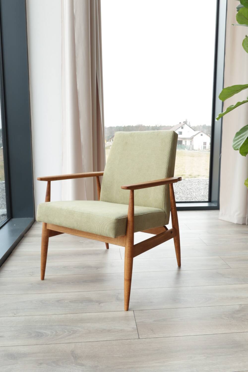 Fauteuil scandinave en bois avec repose-pieds vert olive