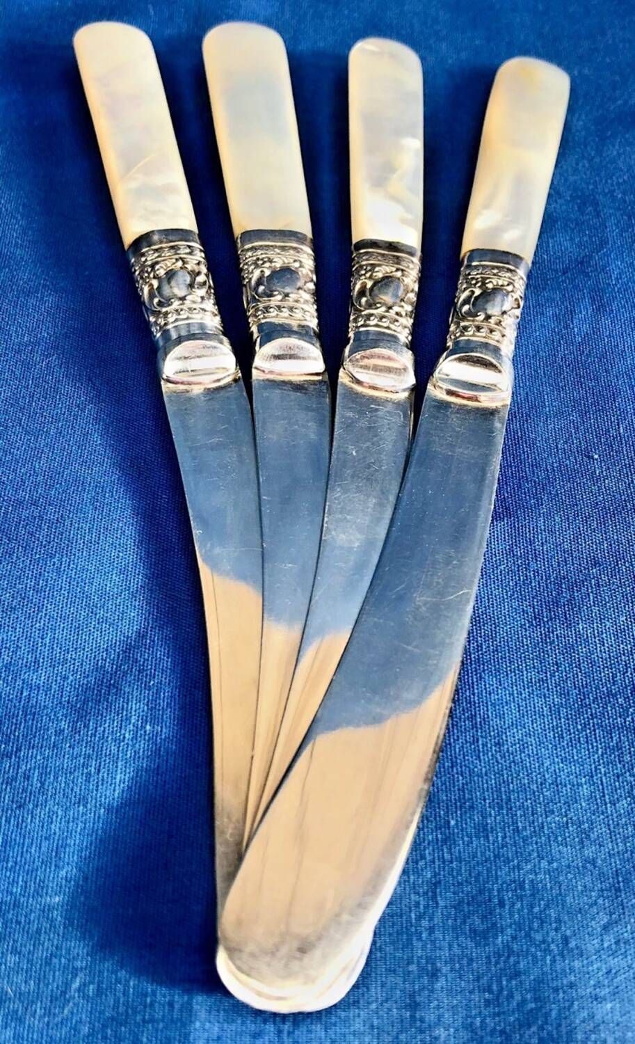 4 antique butter spreading knives in silver-plated metal and mother-of-pearl.