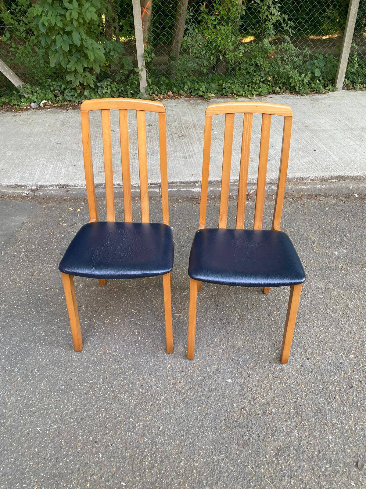 2 Scandinavian chairs in solid blond wood and blue imitation leather, 1970