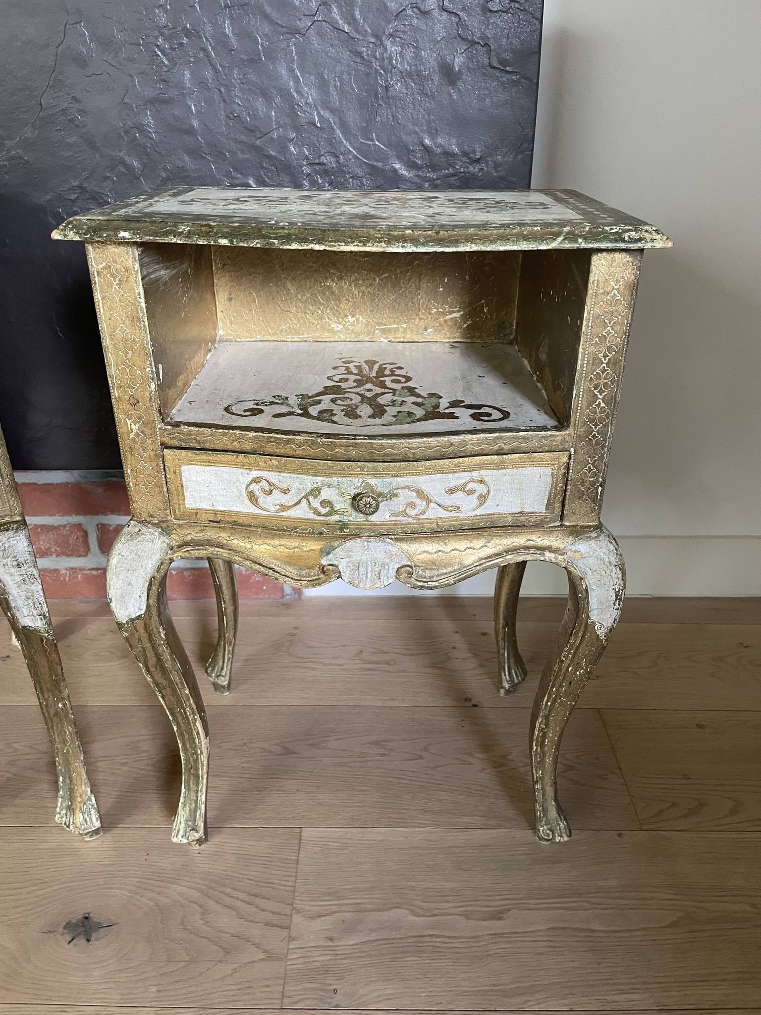 Bedside pair, 3 drawers, 1 drawer and a niche, painted golden wood, italian renaissance style