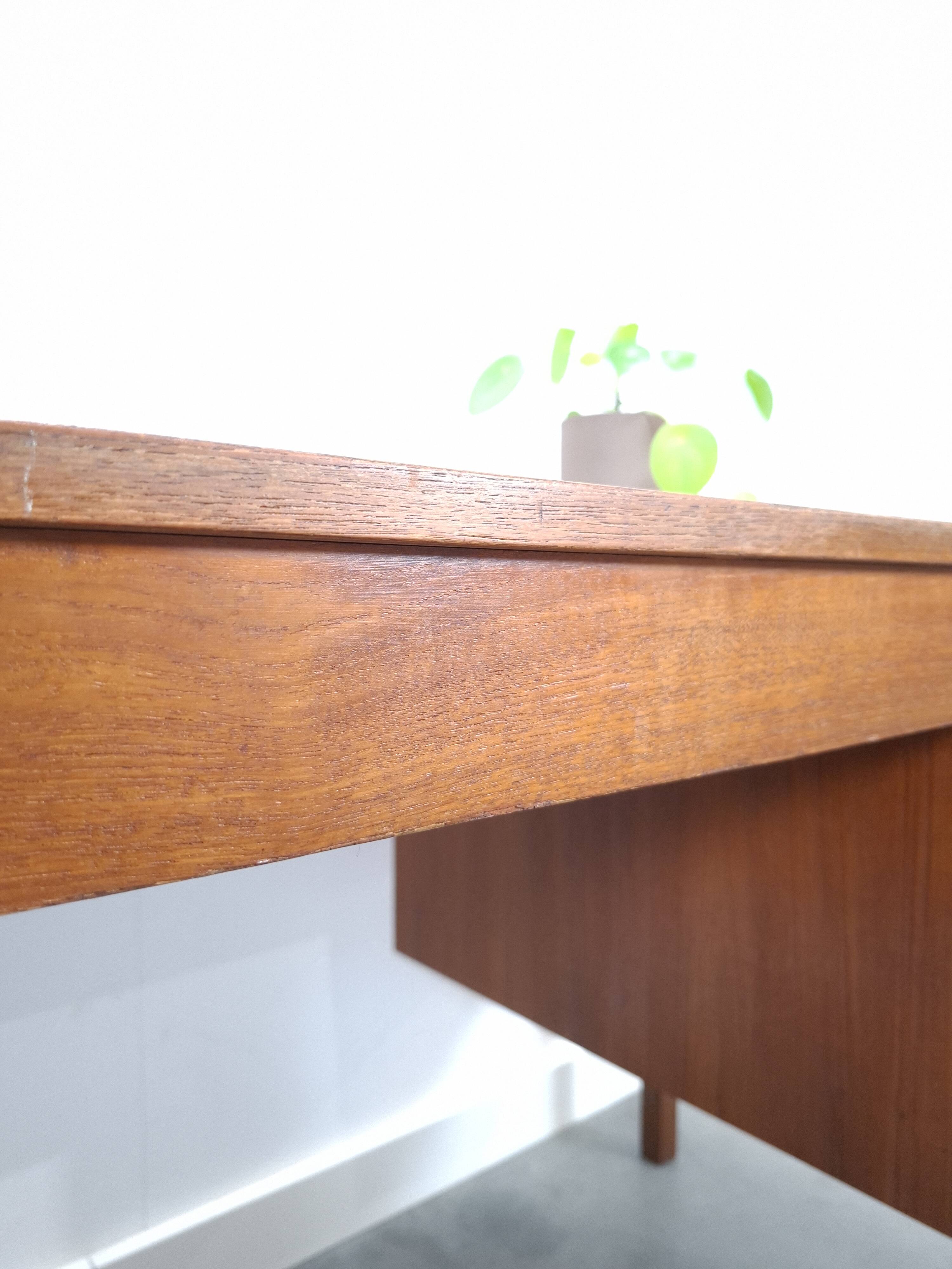 Teak vrijstaand bureau met lade uit Denemarken