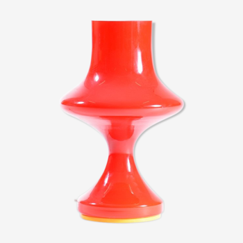 Lampe de table en verre opaline rouge par Stefan Tabery Tchécoslovaquie des années 1960