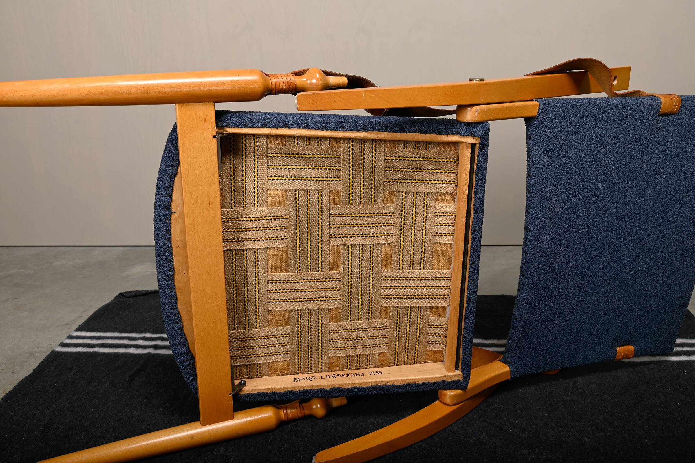 Scandinavian Modern Foldable Safari Lounge Chair in Beech wood and Blue fab