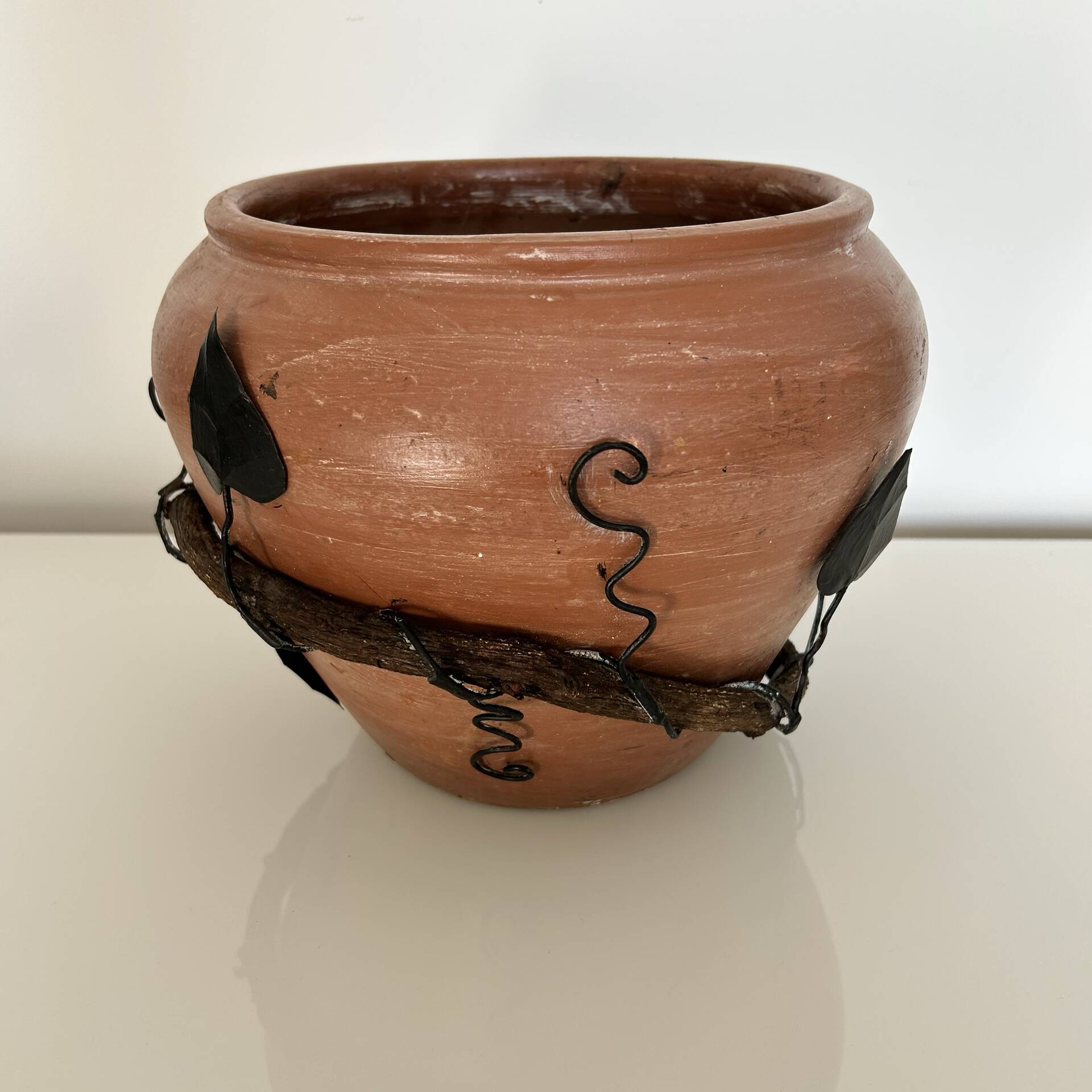 Cache-pot in wrought iron and wood