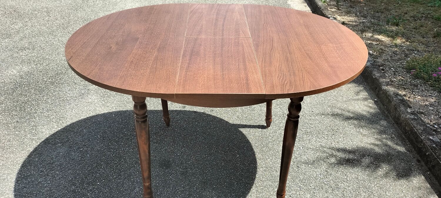 Round table with extensions