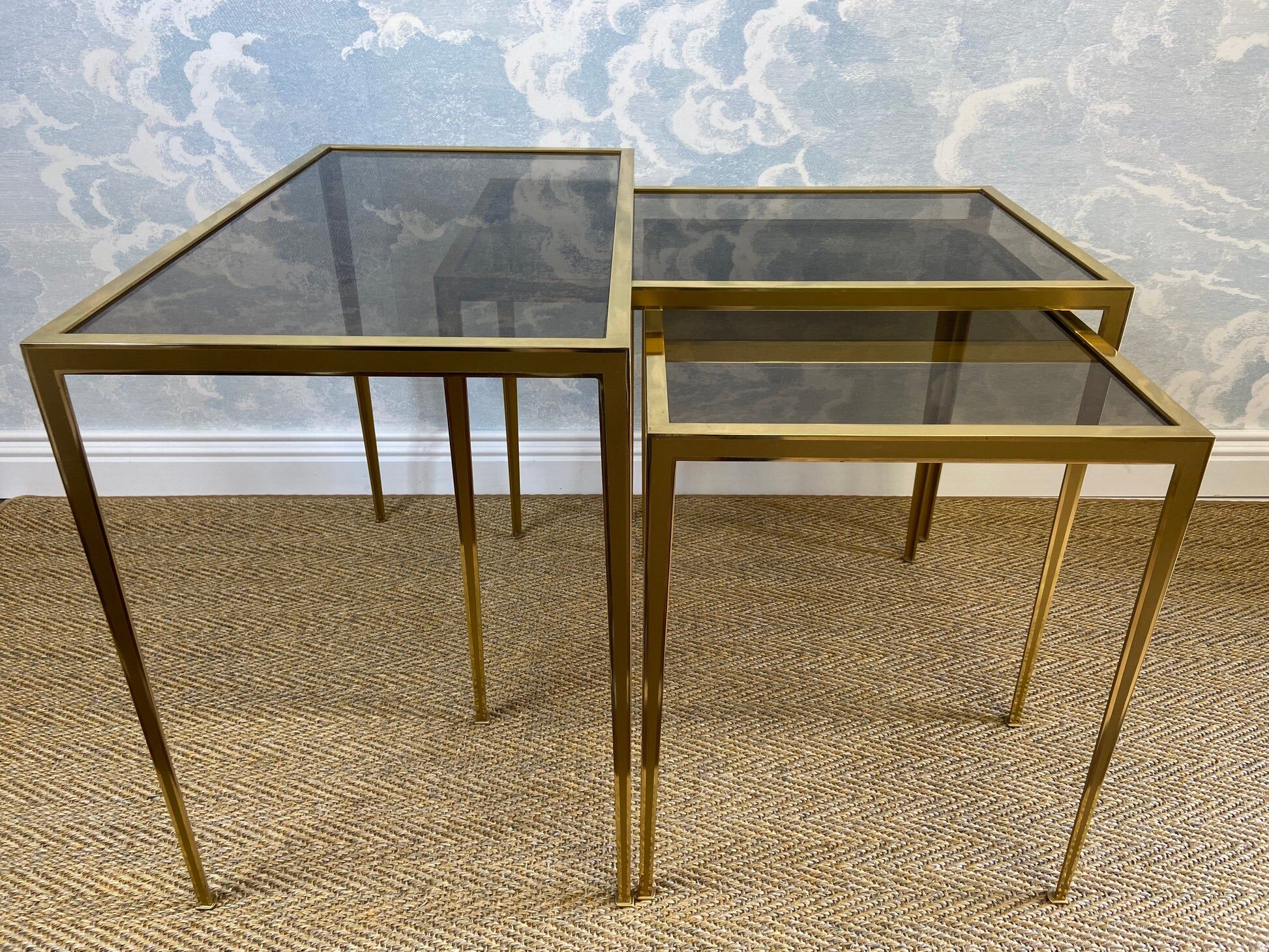 Set of 3 nesting tables in brass, Hollywood Regency, Vereinigte Werkstätten, Germany, 1960s.