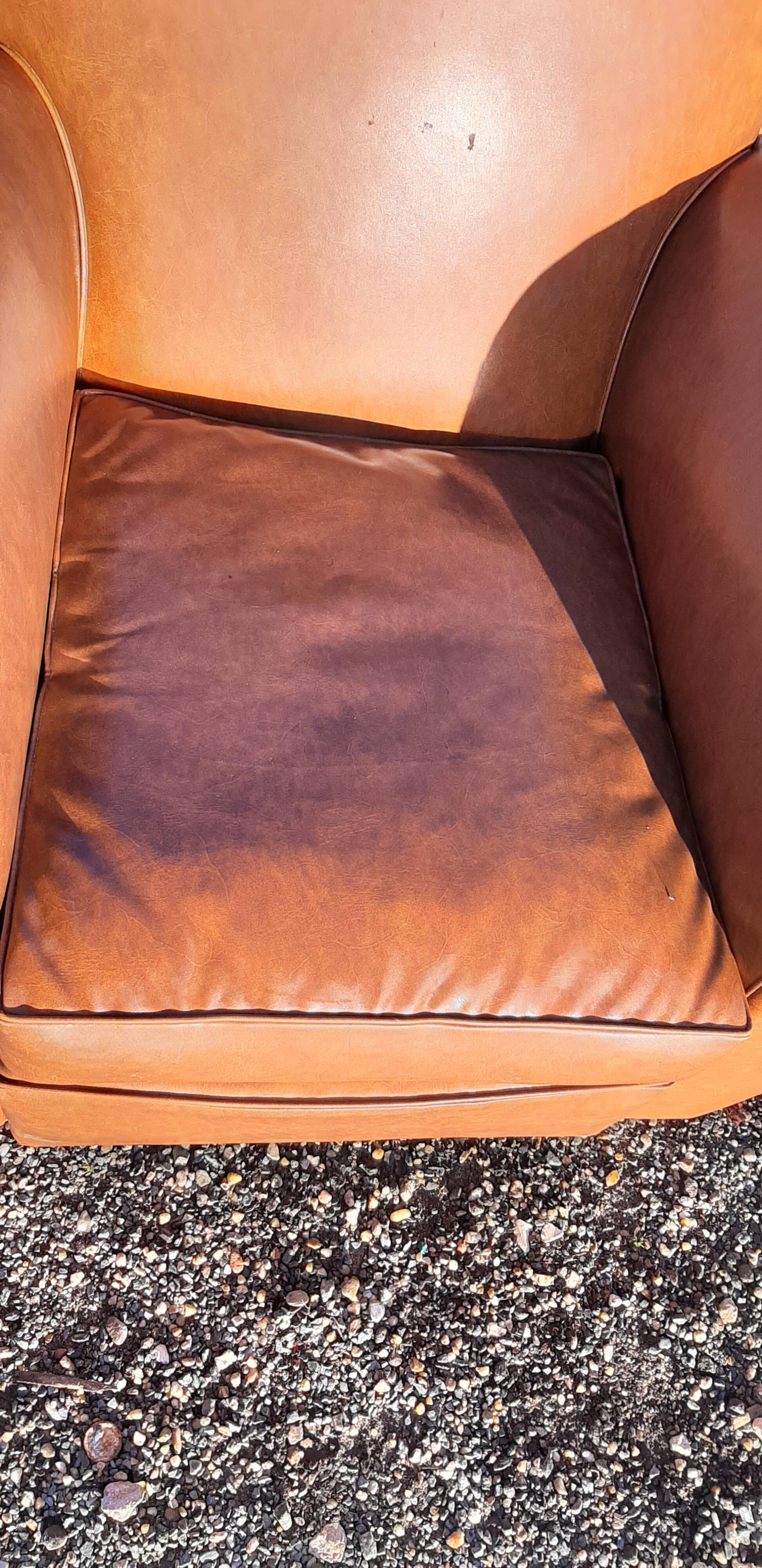 Fauteuil club des années 30 en simili cuir