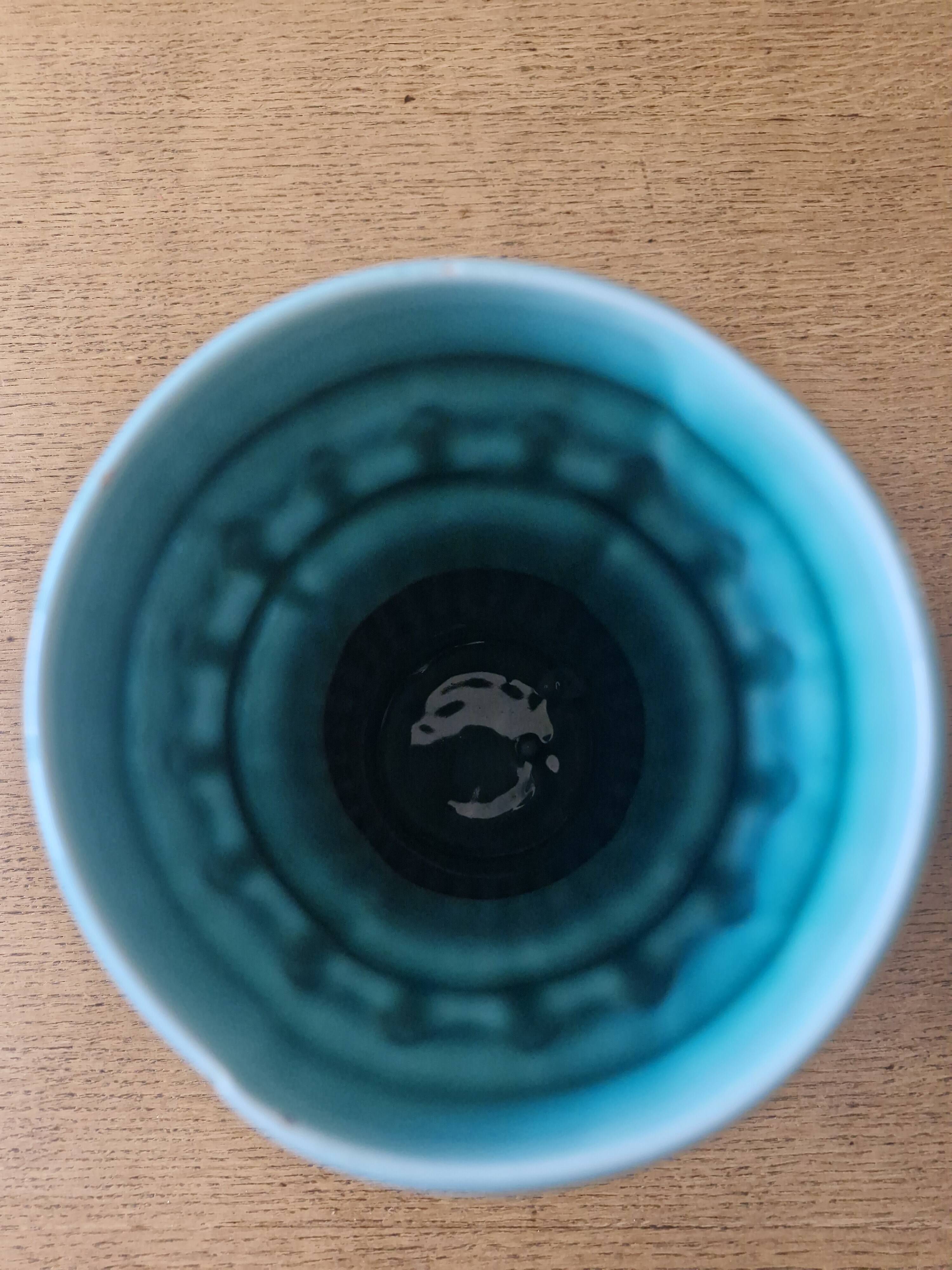 Vase ancien en barbotine bleu turquoise