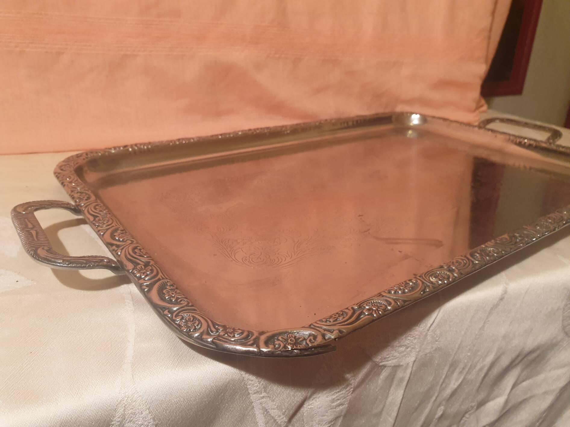Grand plateau métal argenté ancien décor gravé 61 cm