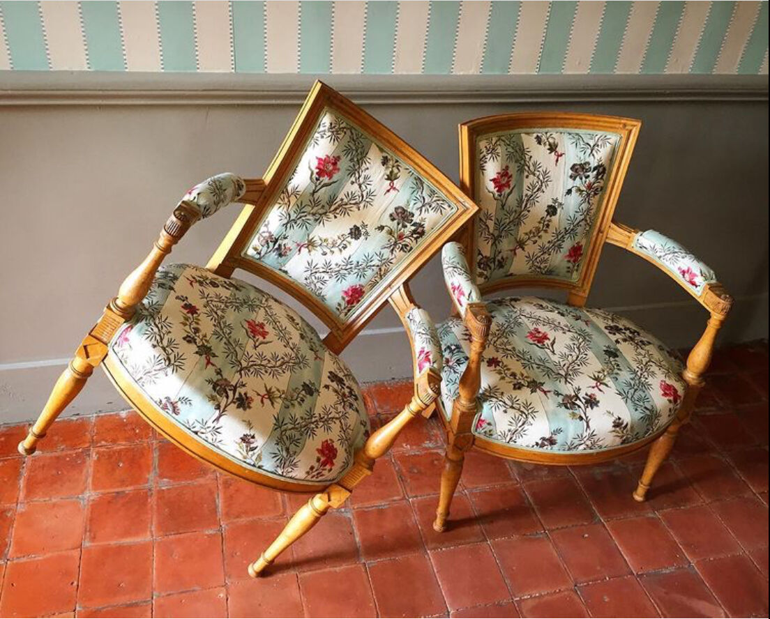 Pair of transition-style chairs. Embroidered linen fabric of the Frey stone-worn house