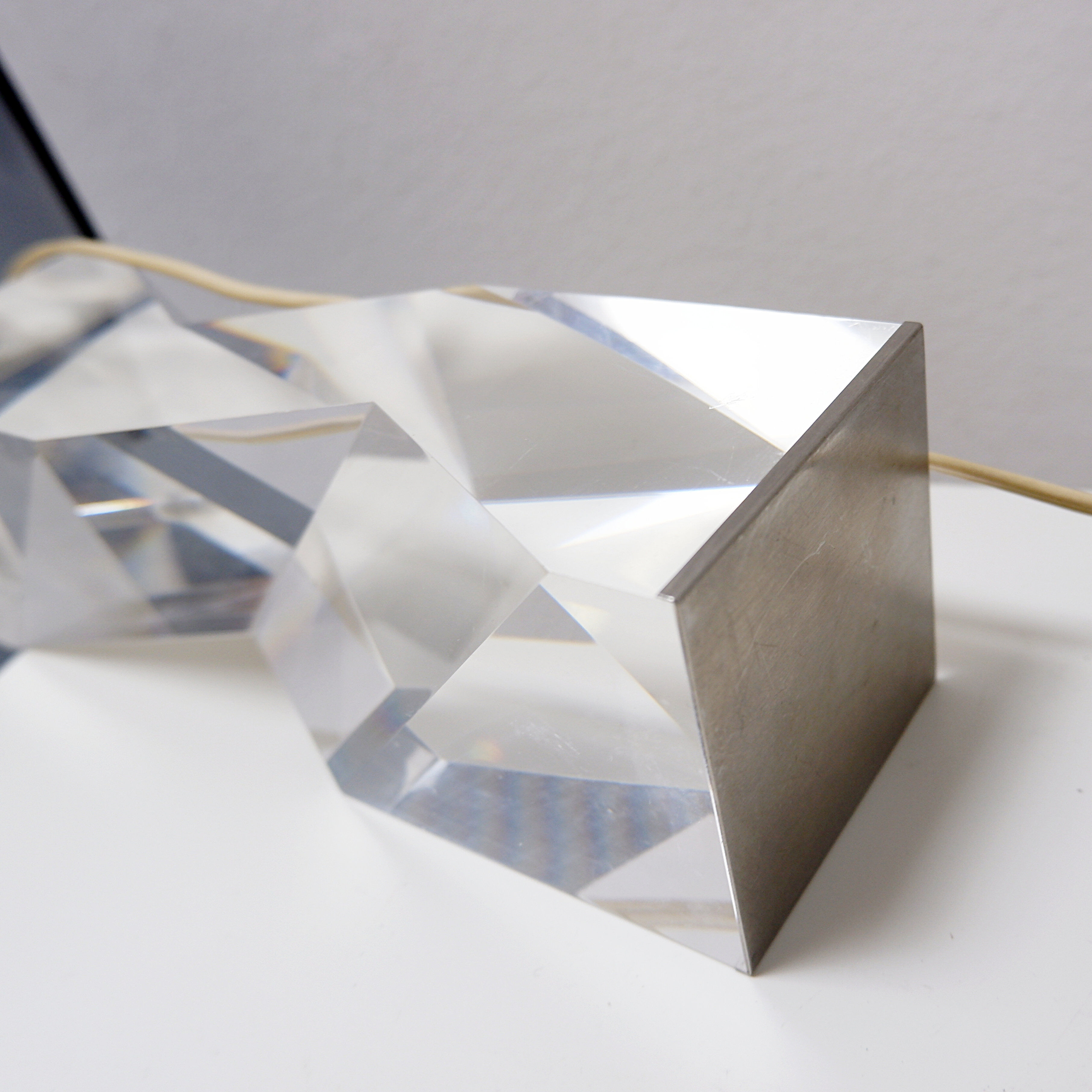 Lampe de table sculpturale en lucite solide transparente - Vers 1980