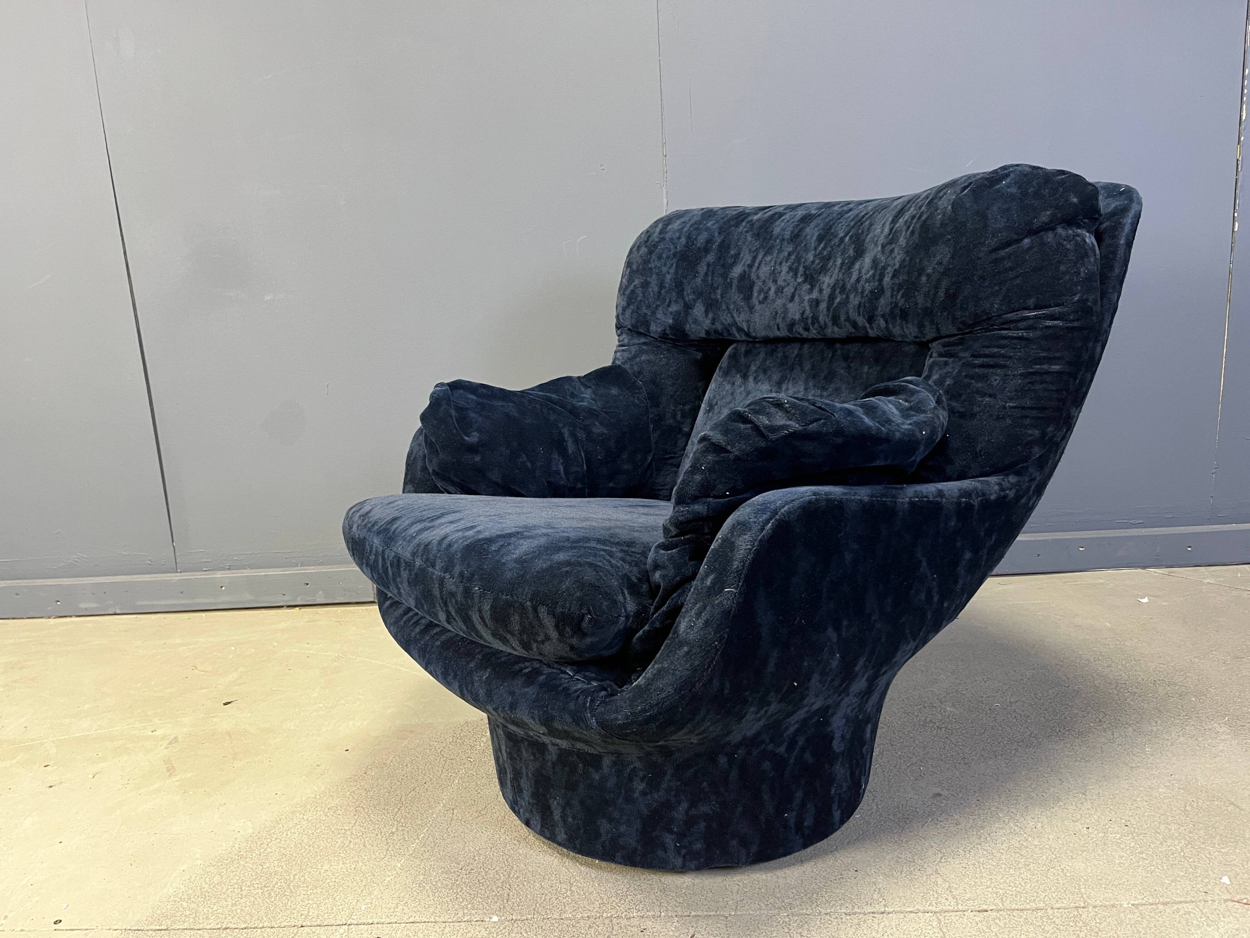 Blue velvet lounge chair 'Karate' by Michel Cadestin, France 1970s