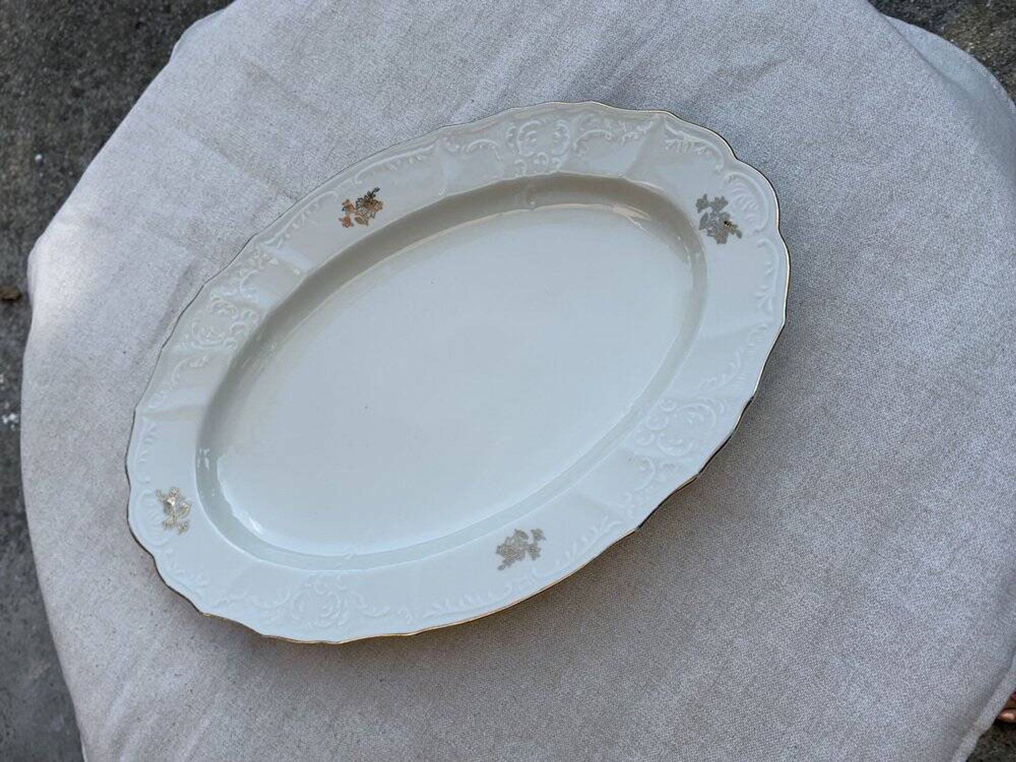 Large yellow porcelain serving dish by Bernadotte from the 1960s, with a gold rim and relief.
