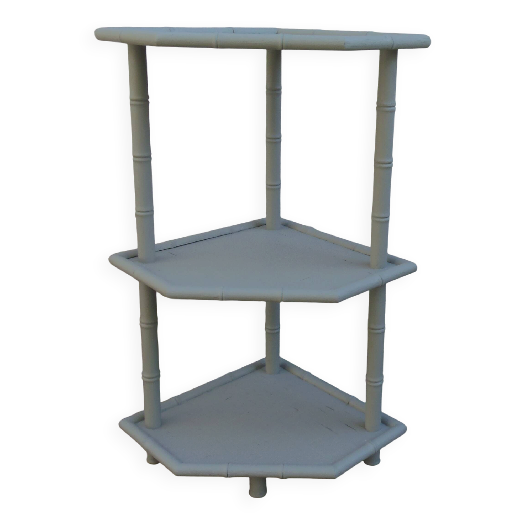 Bamboo shelf sublimated in grey-green.