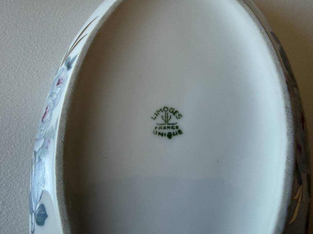 Oval bonbonnière in Limoges porcelain - rose decoration