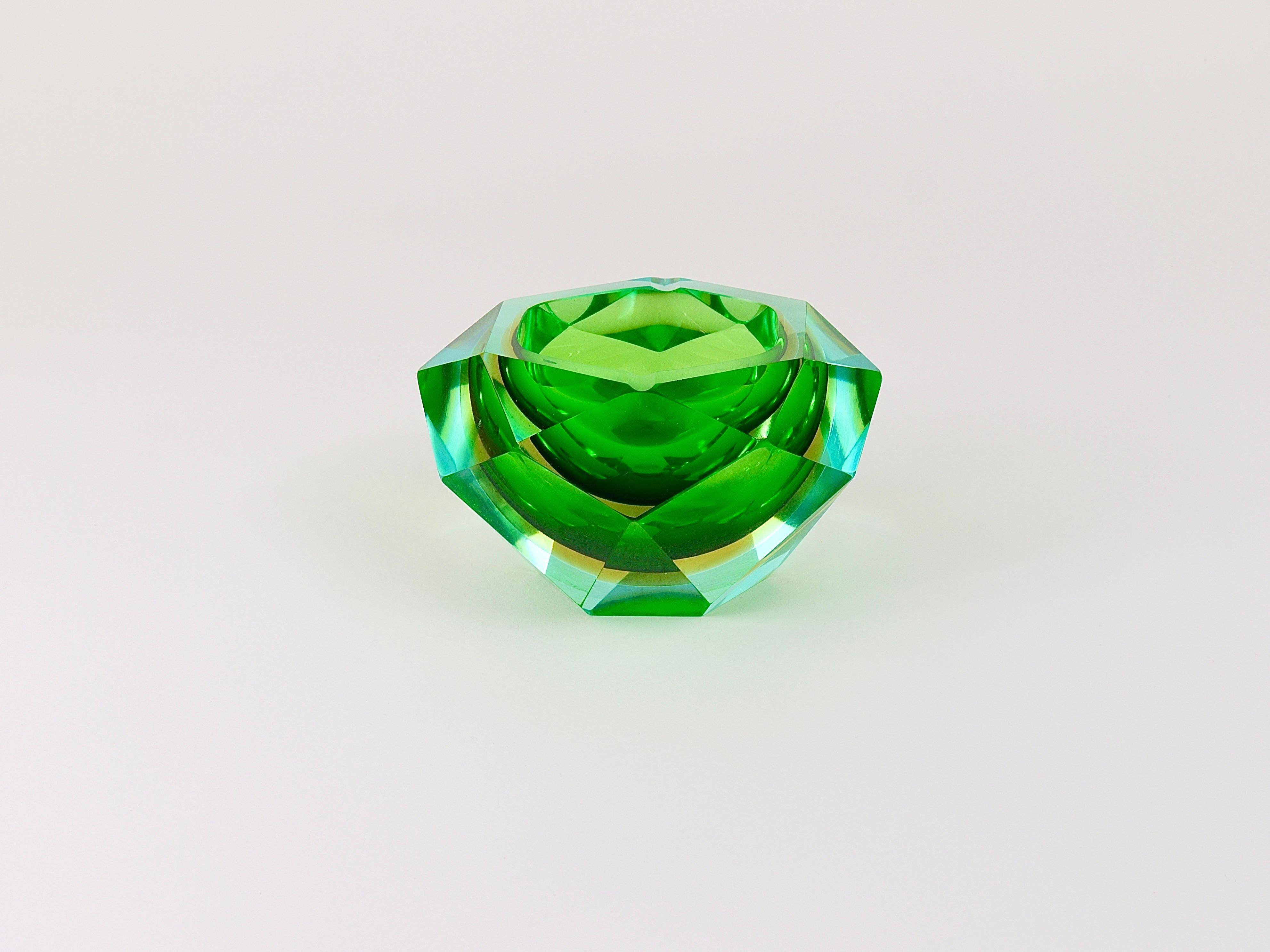 Faceted diamond ashtray in colour from the 1960s by Flavio Poli for Seguso, Murano, Italy.