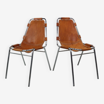 Charlotte Perriand pour "Les Arcs" Suite de 2 chaises d'appoint en cuir originales, 1960