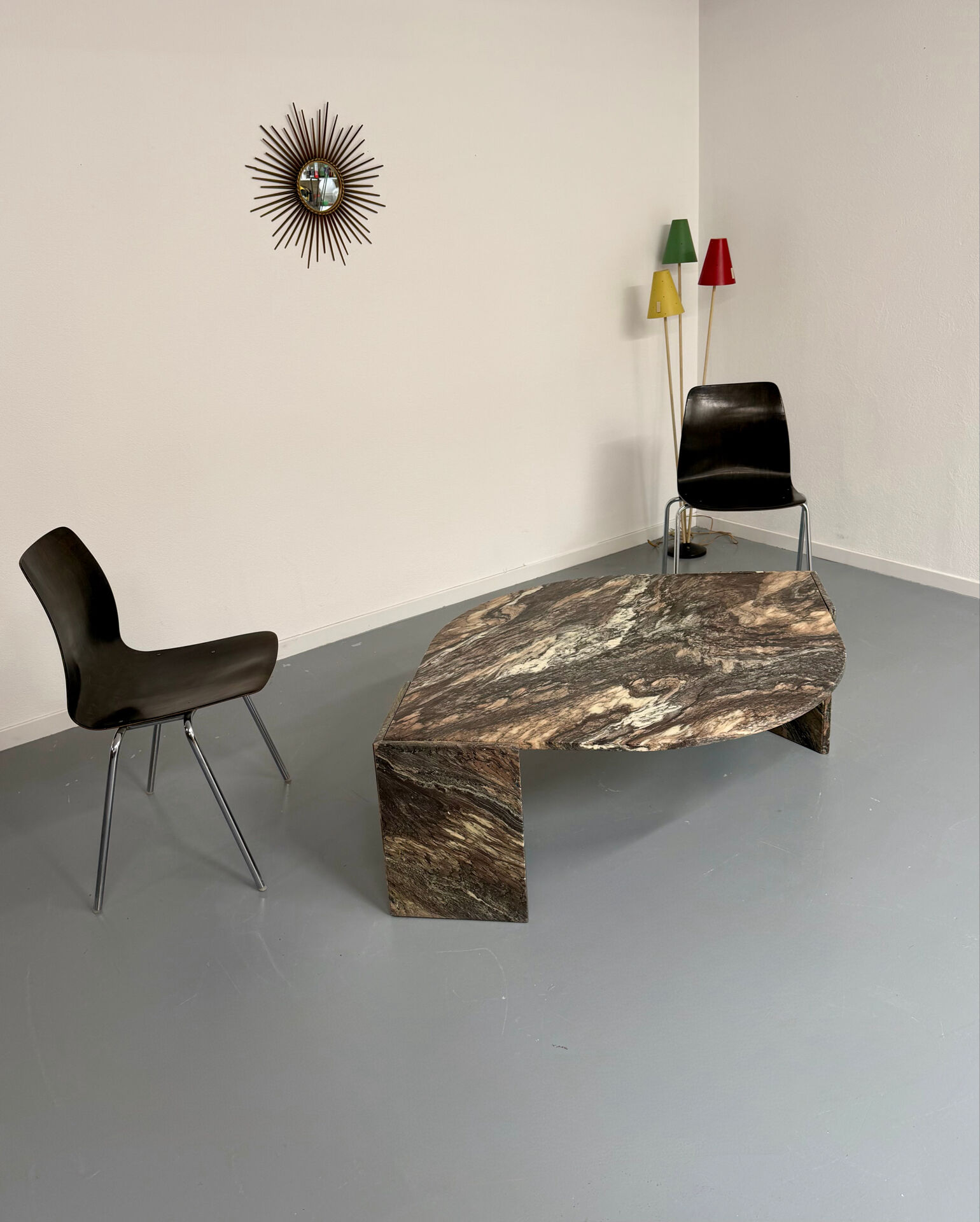 Sculptural coffee table eye veined marble Italian design 1970s
