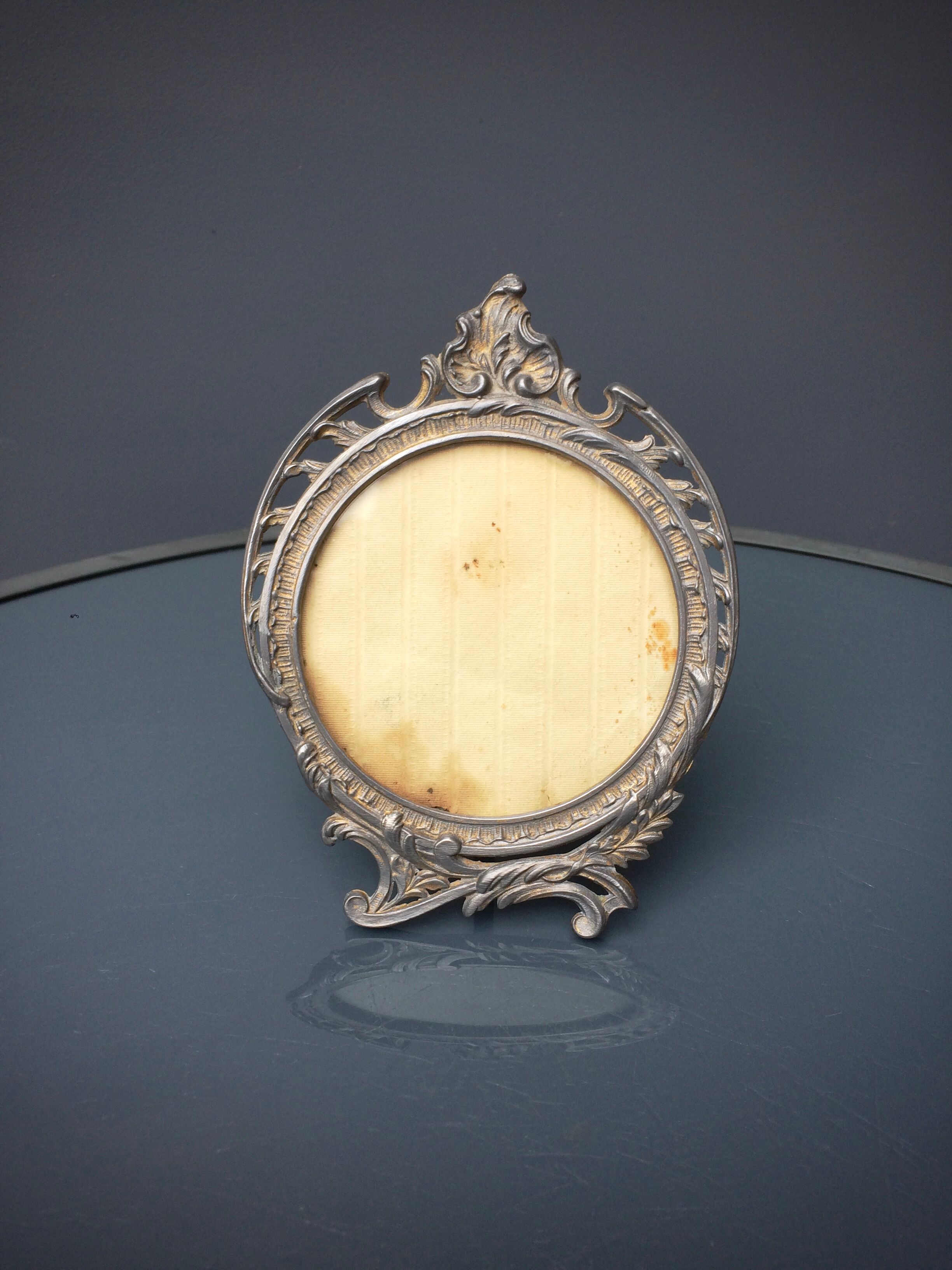 Former small oval frame on foot