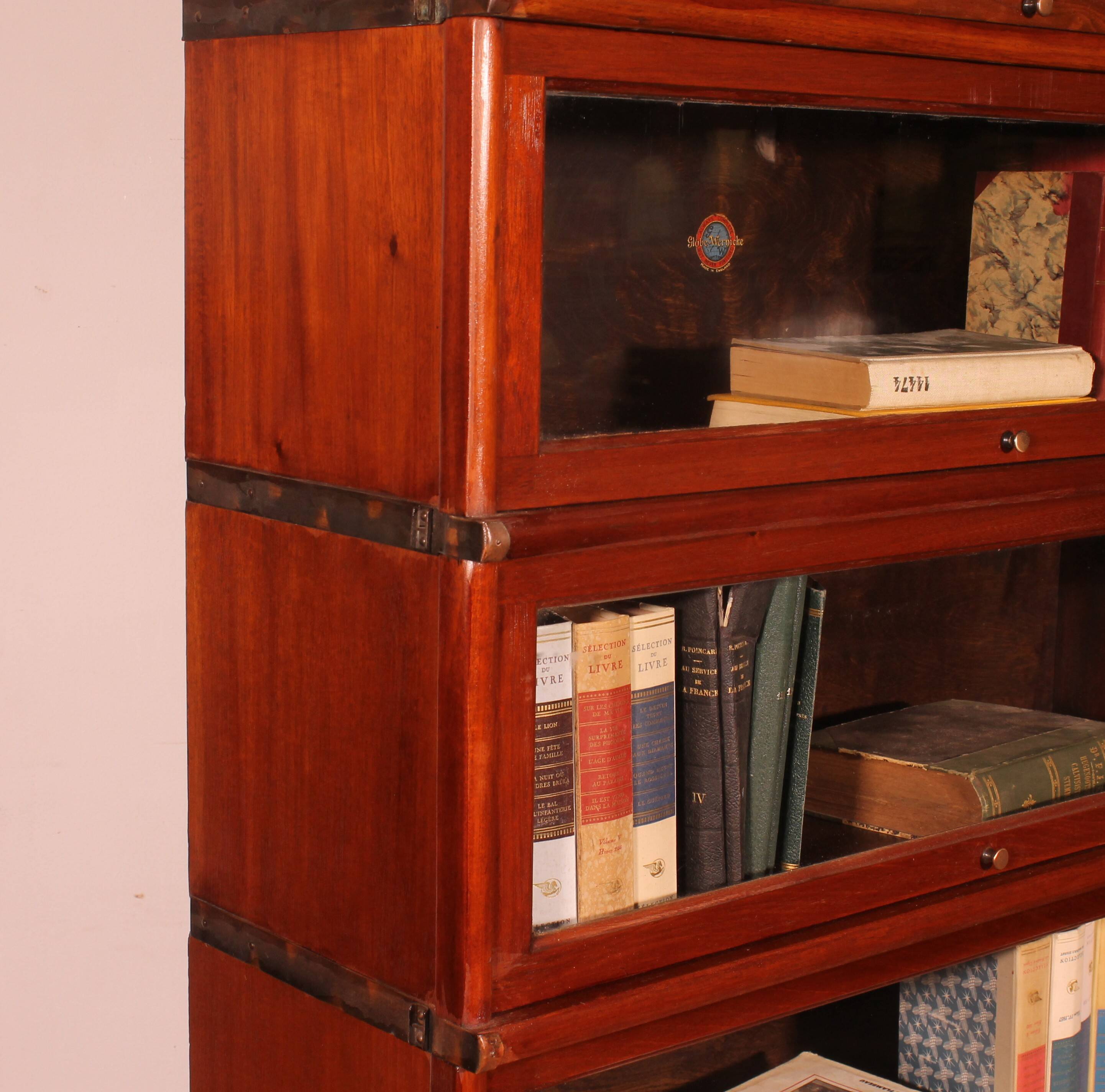 Globe Wernicke Library in mahogany with 6 elements and drawer.